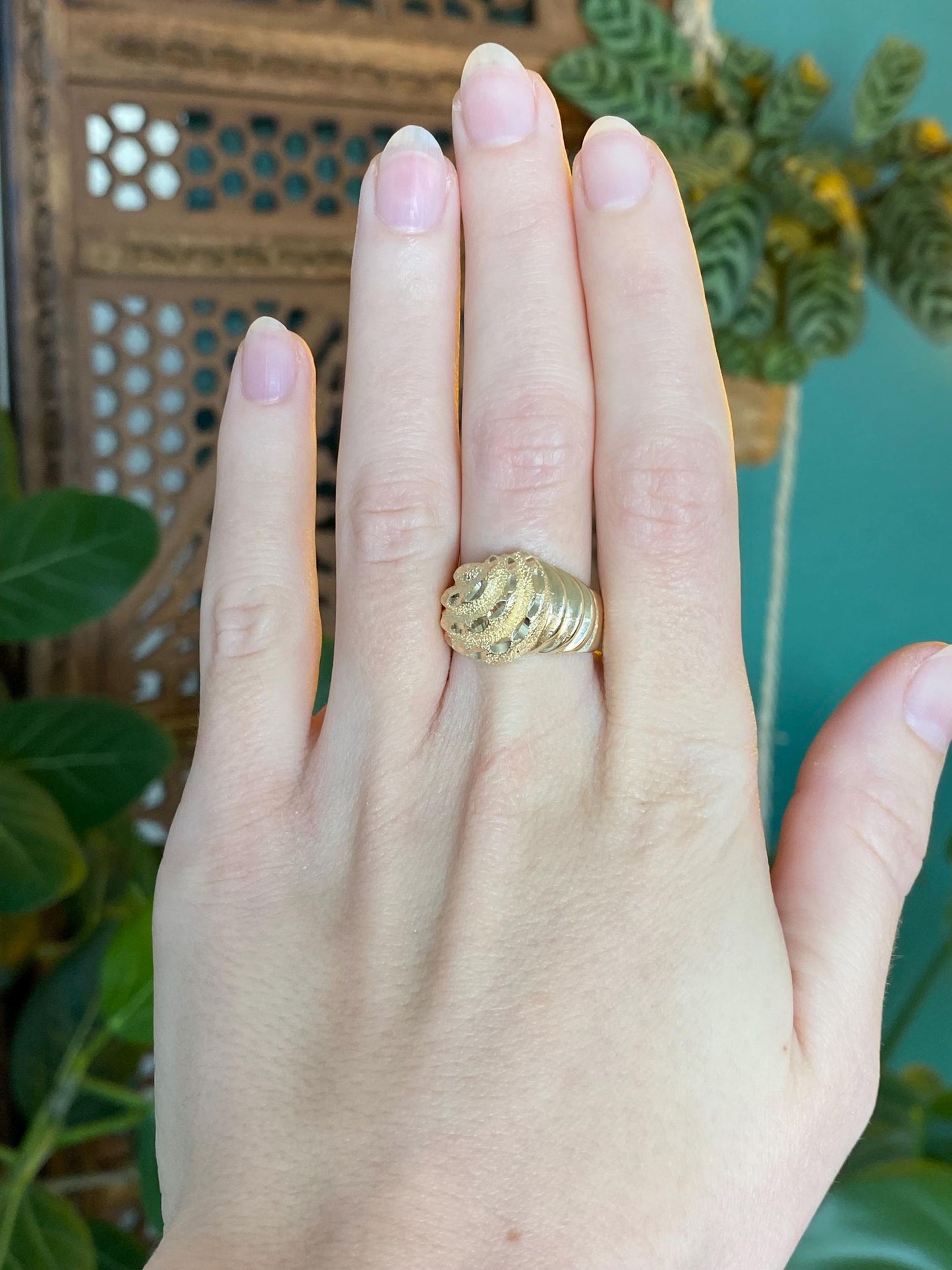 Vintage Solid 10k Yellow Gold Diamond Cut Shell Scalloped Ring Band - Size 7