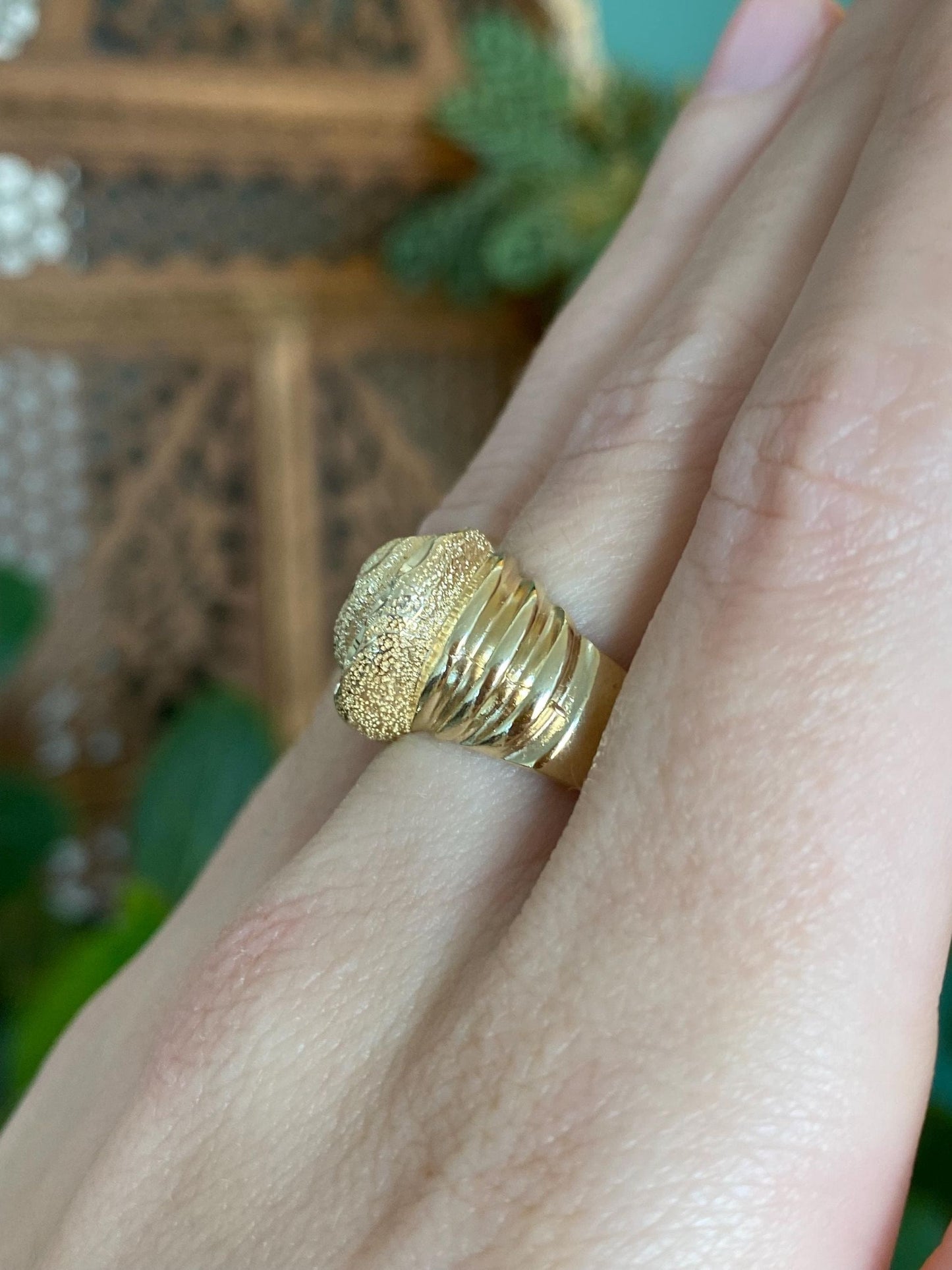 Vintage Solid 10k Yellow Gold Diamond Cut Shell Scalloped Ring Band - Size 7