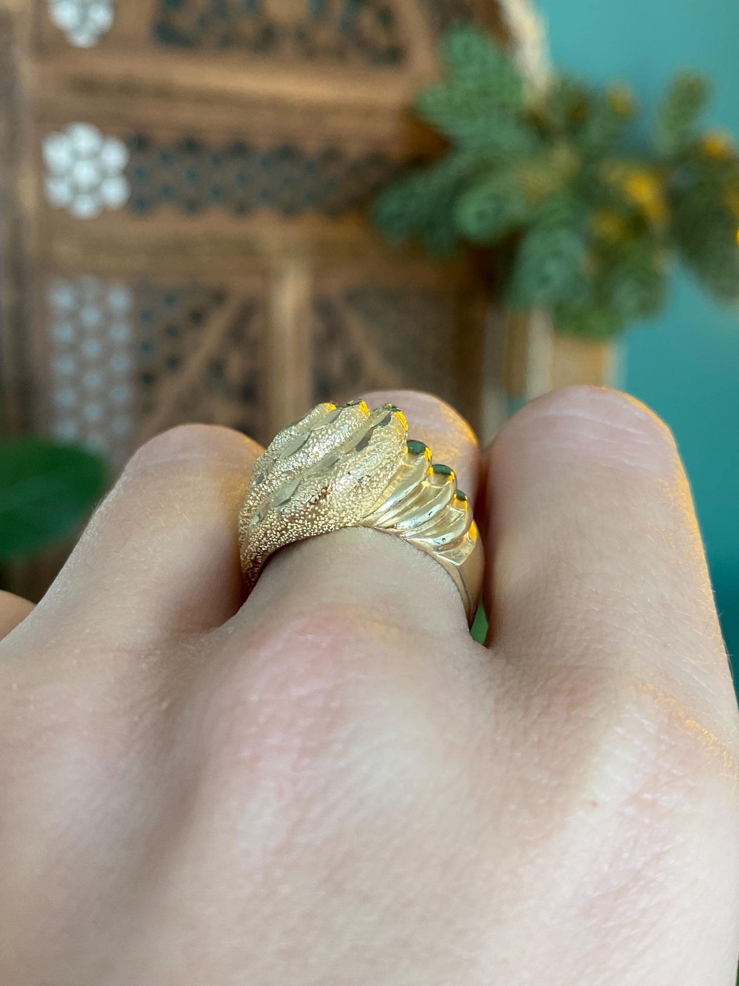 Vintage Solid 10k Yellow Gold Diamond Cut Shell Scalloped Ring Band - Size 7