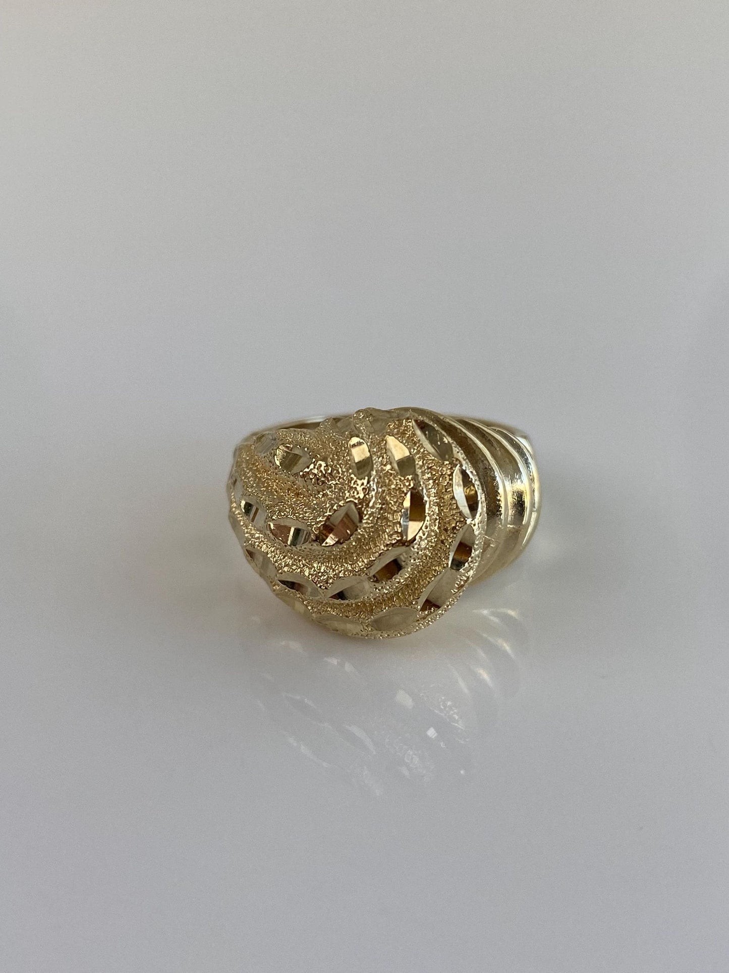 Vintage Solid 10k Yellow Gold Diamond Cut Shell Scalloped Ring Band - Size 7