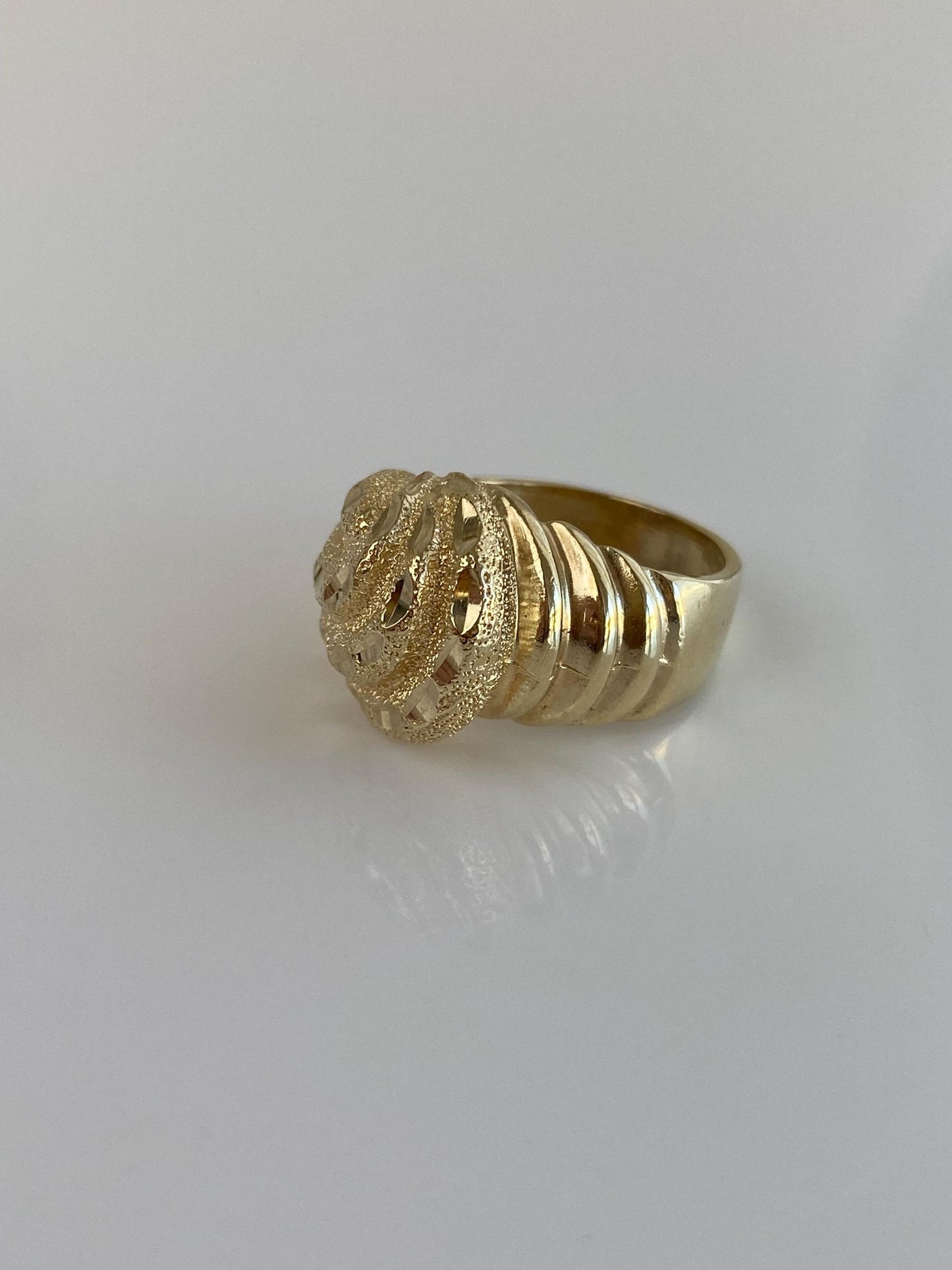 Vintage Solid 10k Yellow Gold Diamond Cut Shell Scalloped Ring Band - Size 7