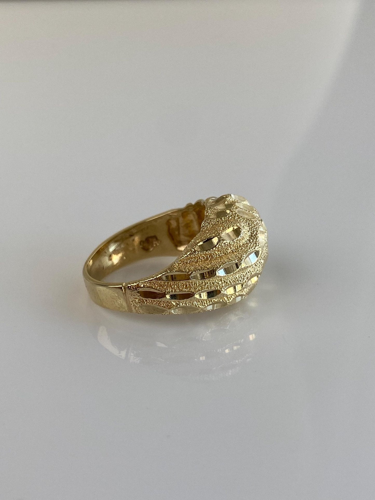 Vintage Solid 10k Yellow Gold Diamond Cut Shell Scalloped Ring Band - Size 7