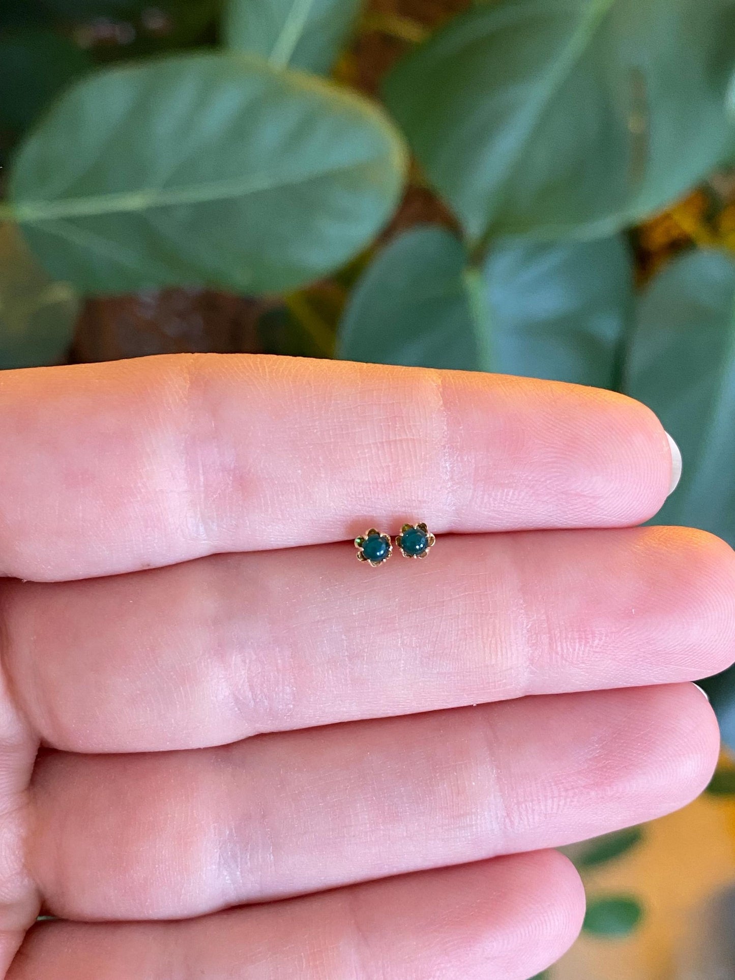 Vintage Solid 14k Yellow Gold Green Chalcedony Stud Earrings