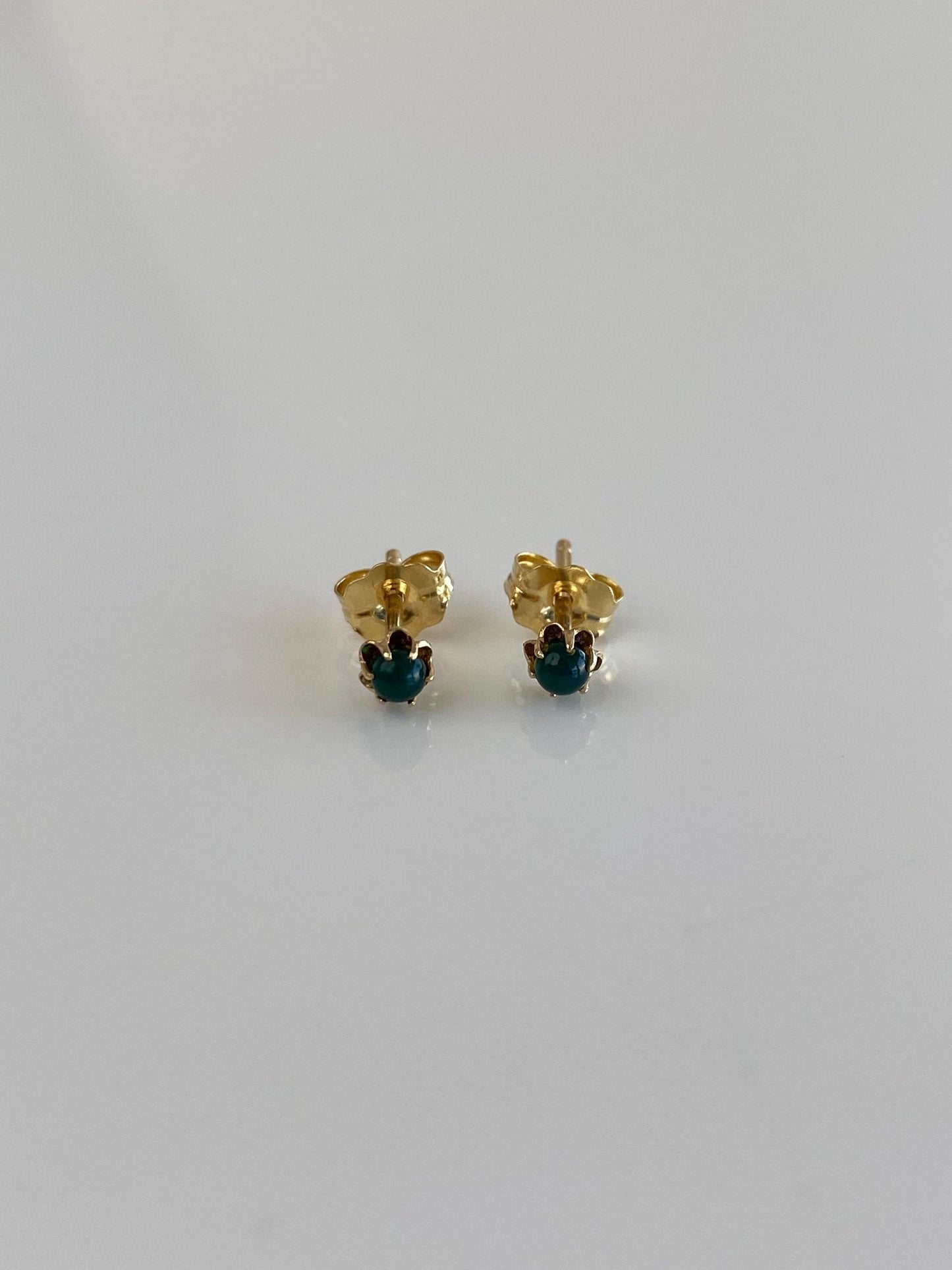 Vintage Solid 14k Yellow Gold Green Chalcedony Stud Earrings