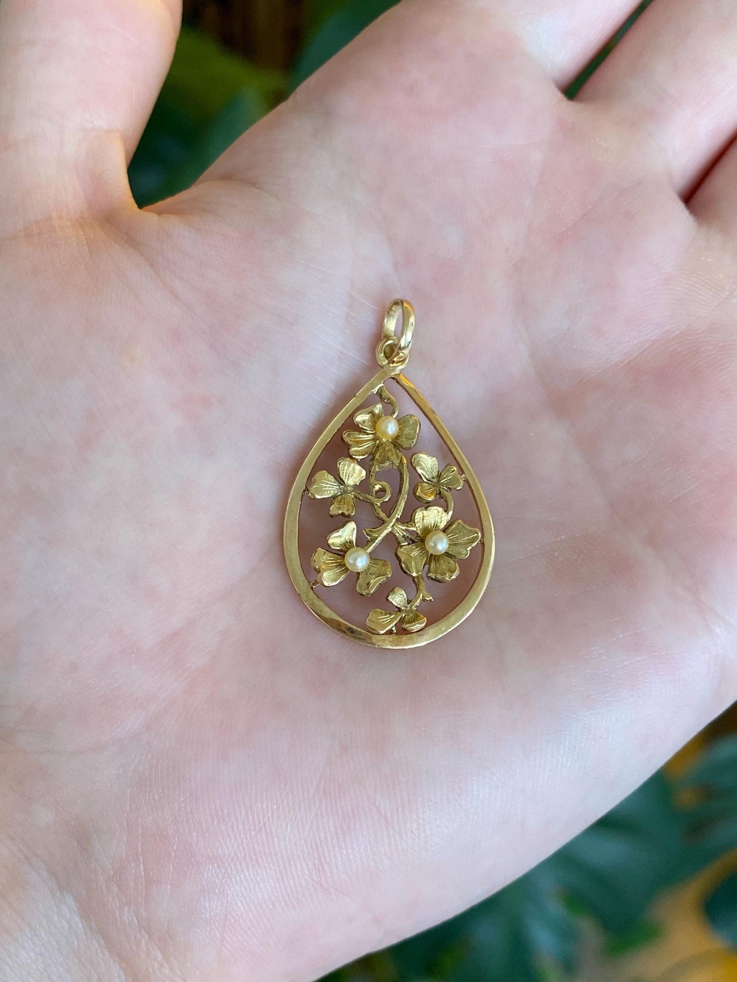 Vintage Solid 18k Yellow Gold Pearls Flowers Charm