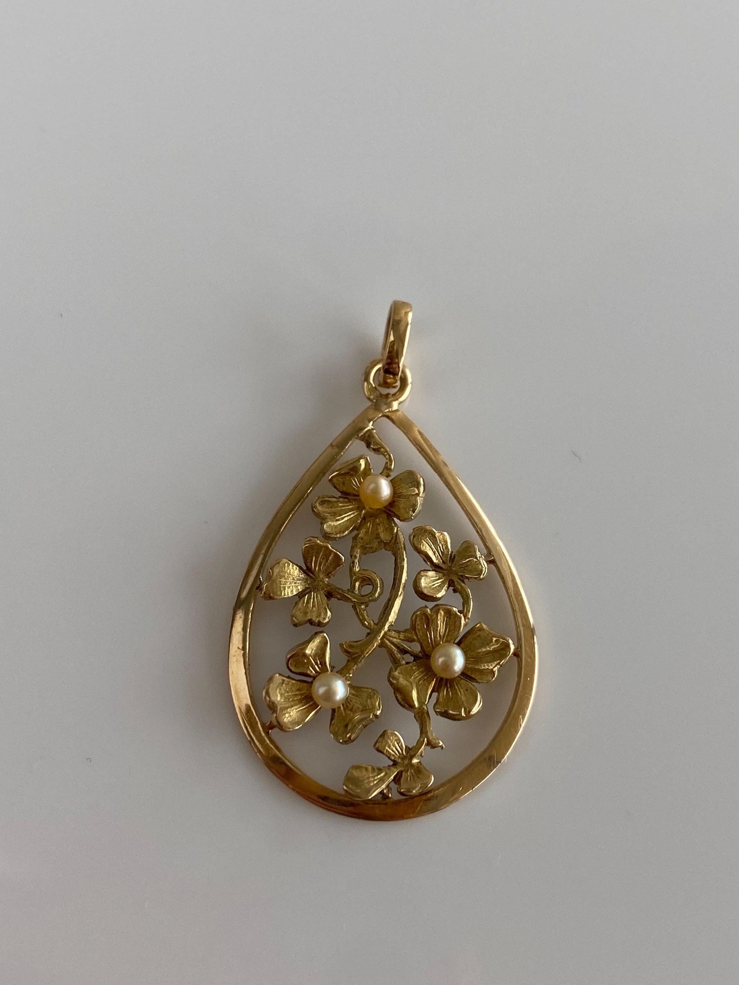 Vintage Solid 18k Yellow Gold Pearls Flowers Charm