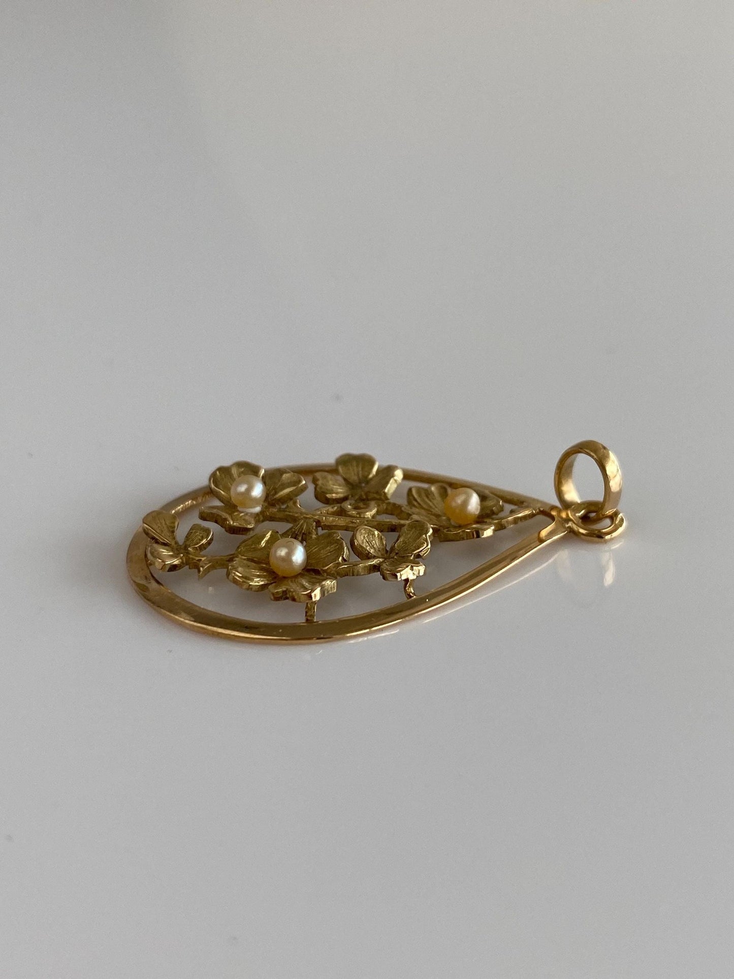 Vintage Solid 18k Yellow Gold Pearls Flowers Charm