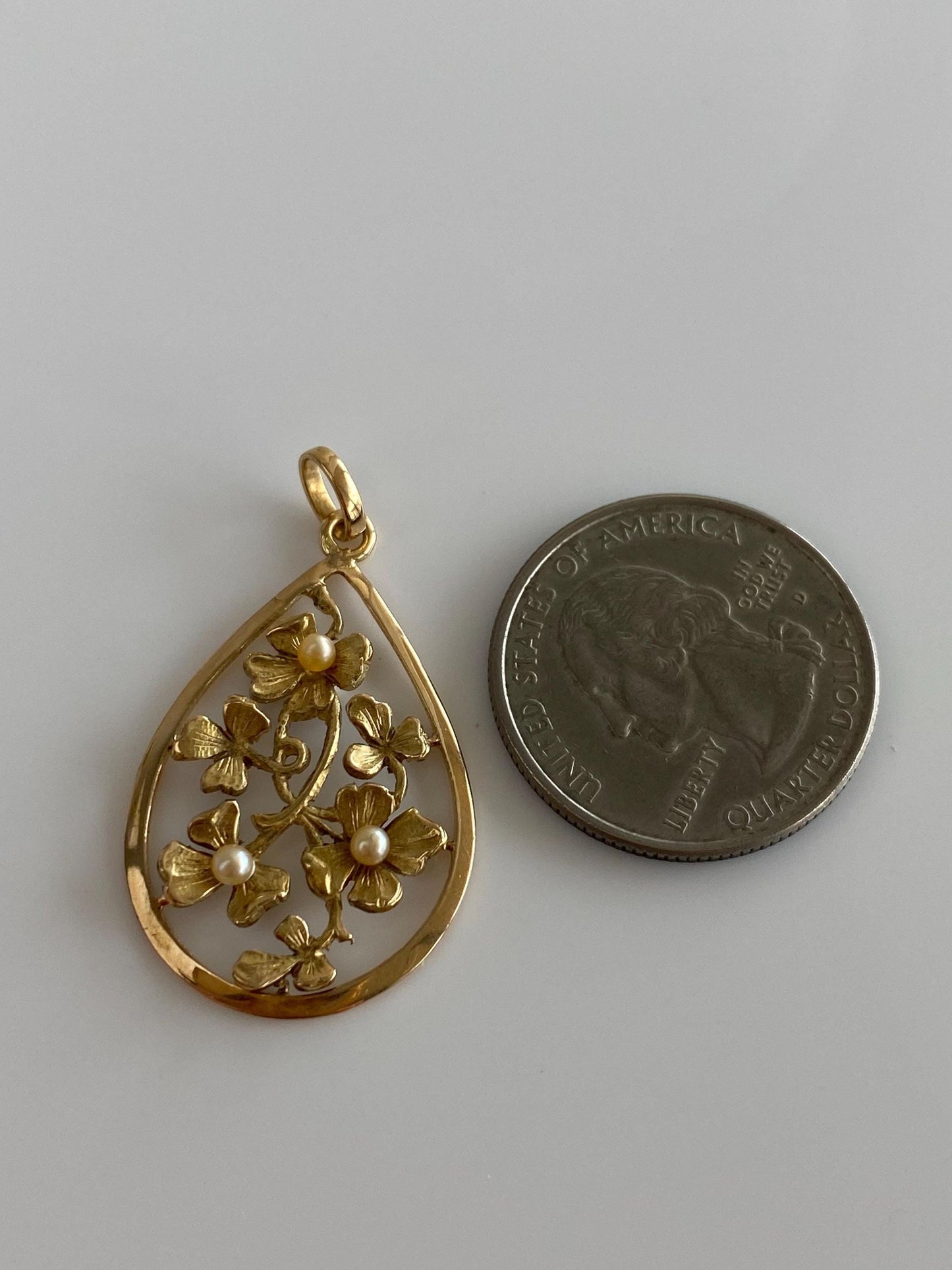 Vintage Solid 18k Yellow Gold Pearls Flowers Charm