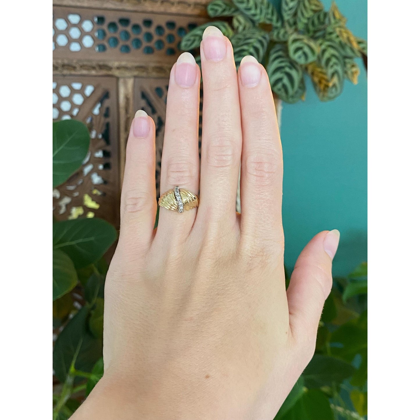 Solid 14k Yellow Gold Diamond Scalloped Ring - Size 5.25