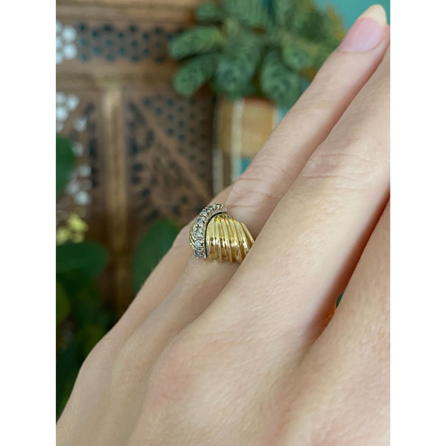 Solid 14k Yellow Gold Diamond Scalloped Ring - Size 5.25