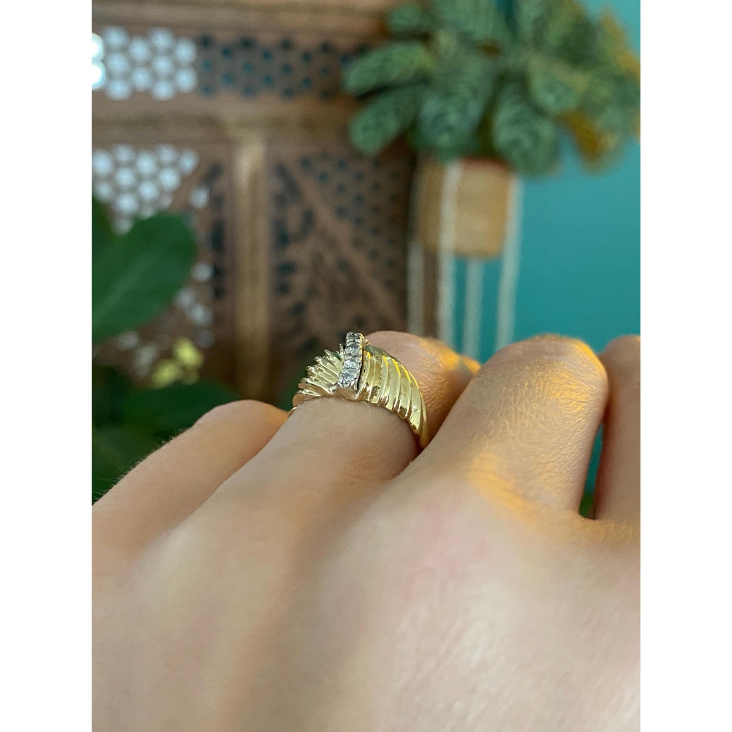 Solid 14k Yellow Gold Diamond Scalloped Ring - Size 5.25