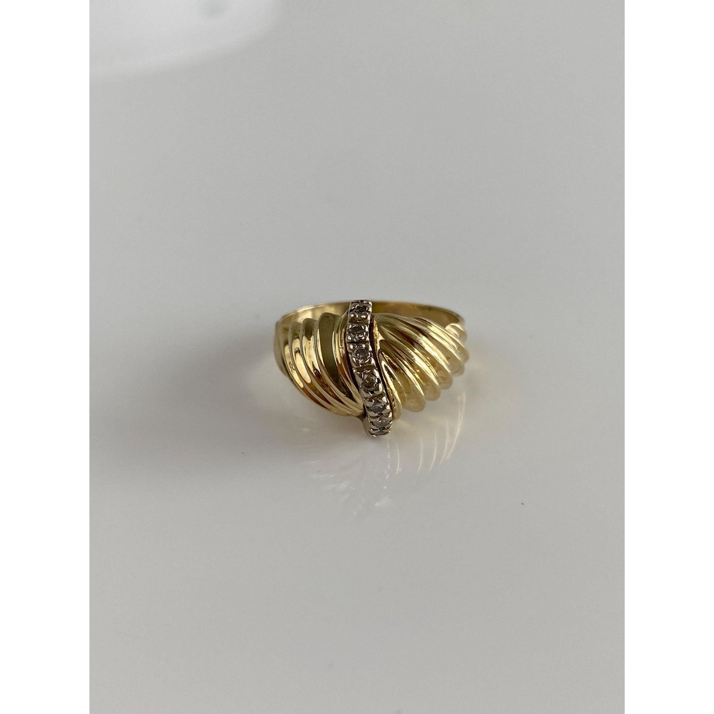 Solid 14k Yellow Gold Diamond Scalloped Ring - Size 5.25