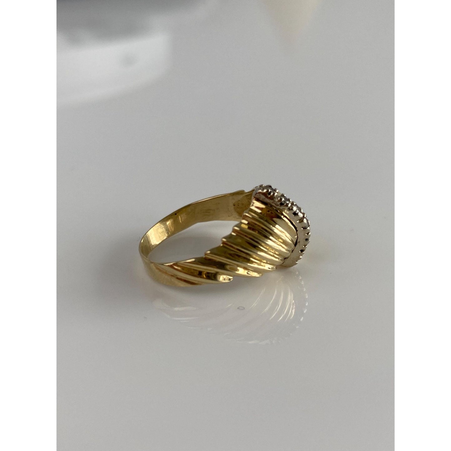 Solid 14k Yellow Gold Diamond Scalloped Ring - Size 5.25