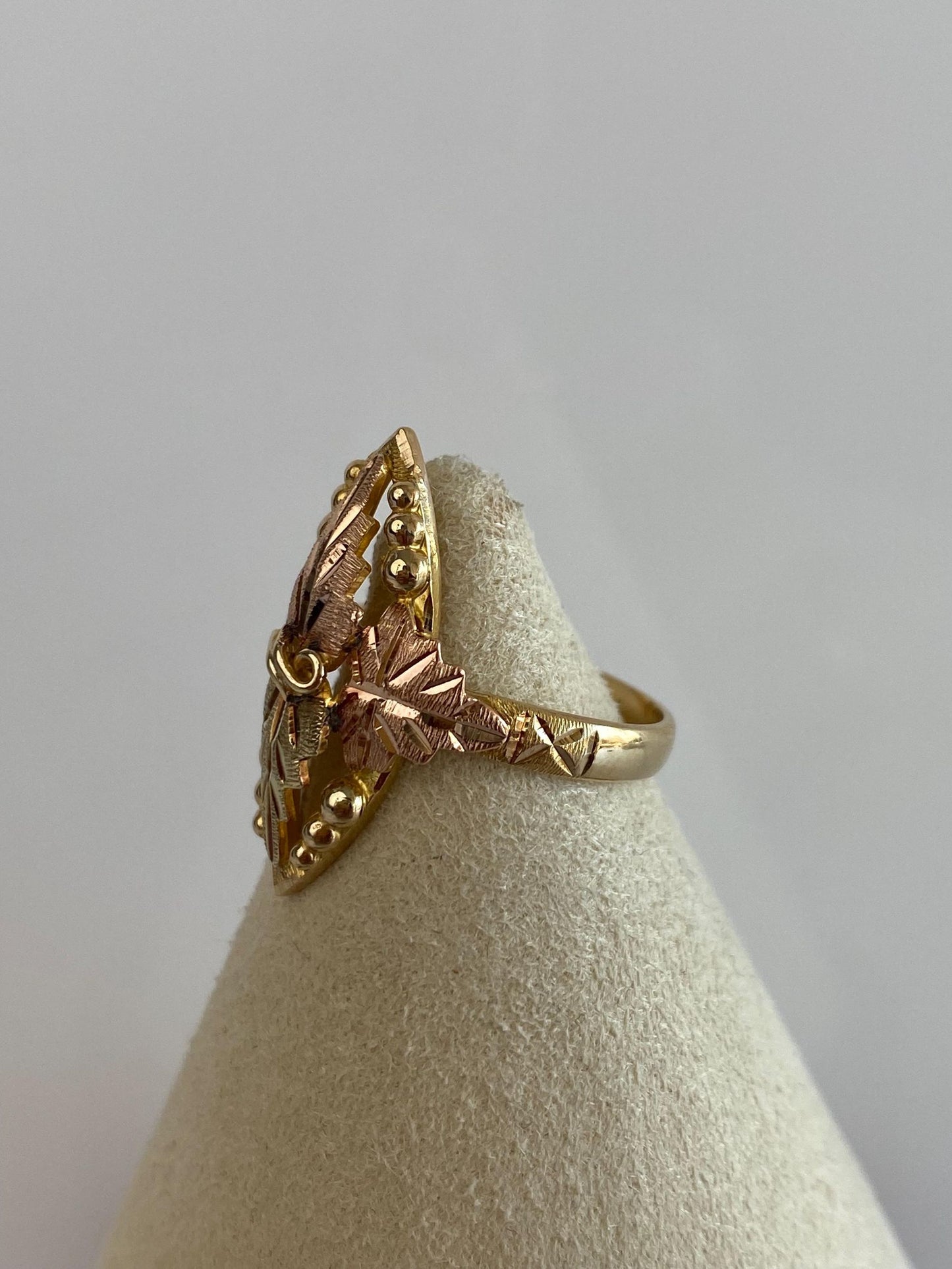 Vintage Solid 10k Black Hills Gold Leaves Ring - Size 6