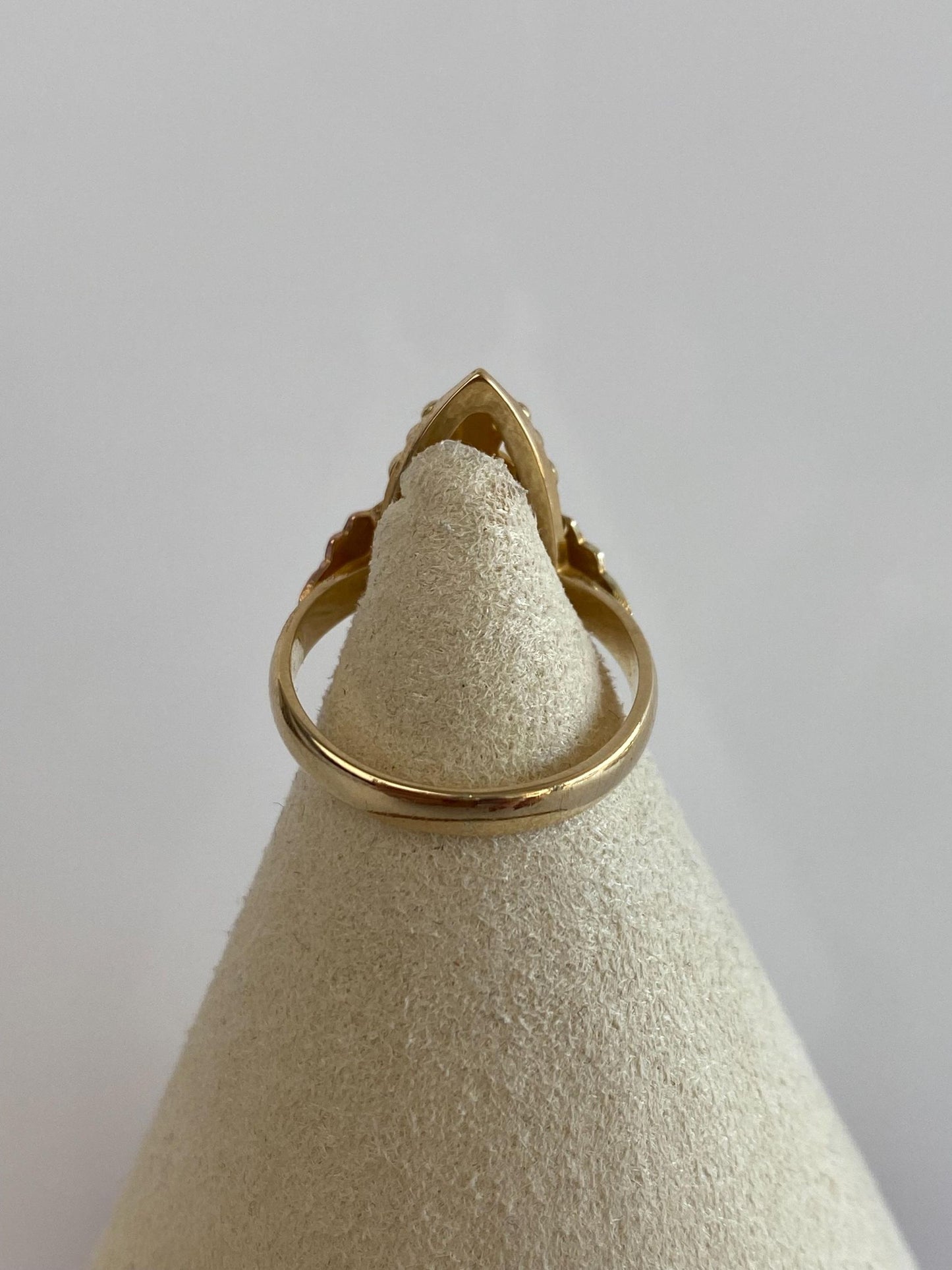 Vintage Solid 10k Black Hills Gold Leaves Ring - Size 6
