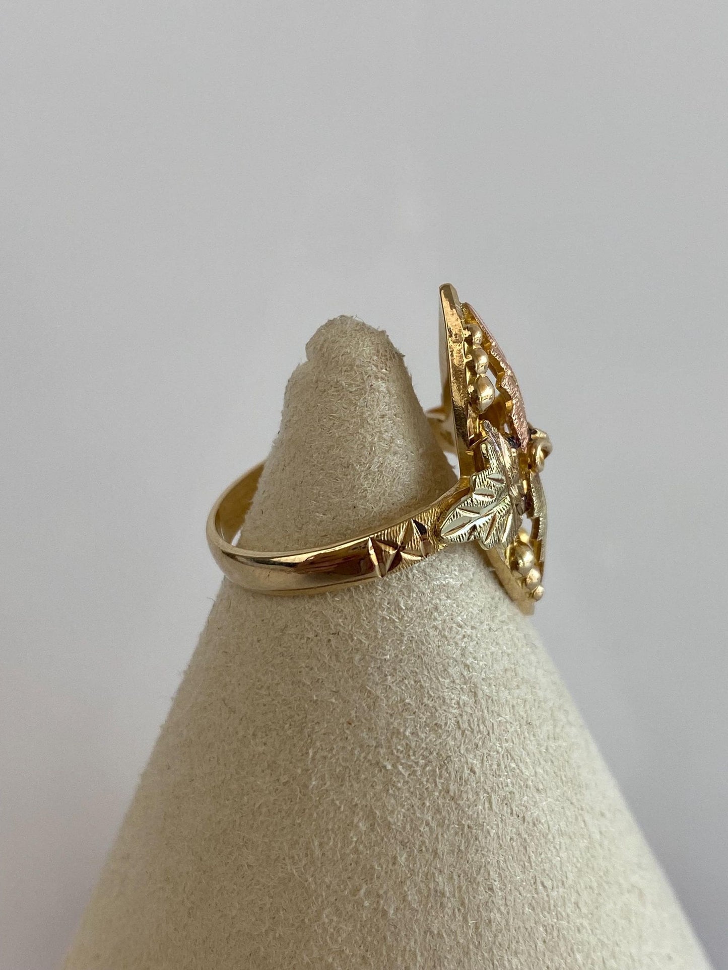 Vintage Solid 10k Black Hills Gold Leaves Ring - Size 6
