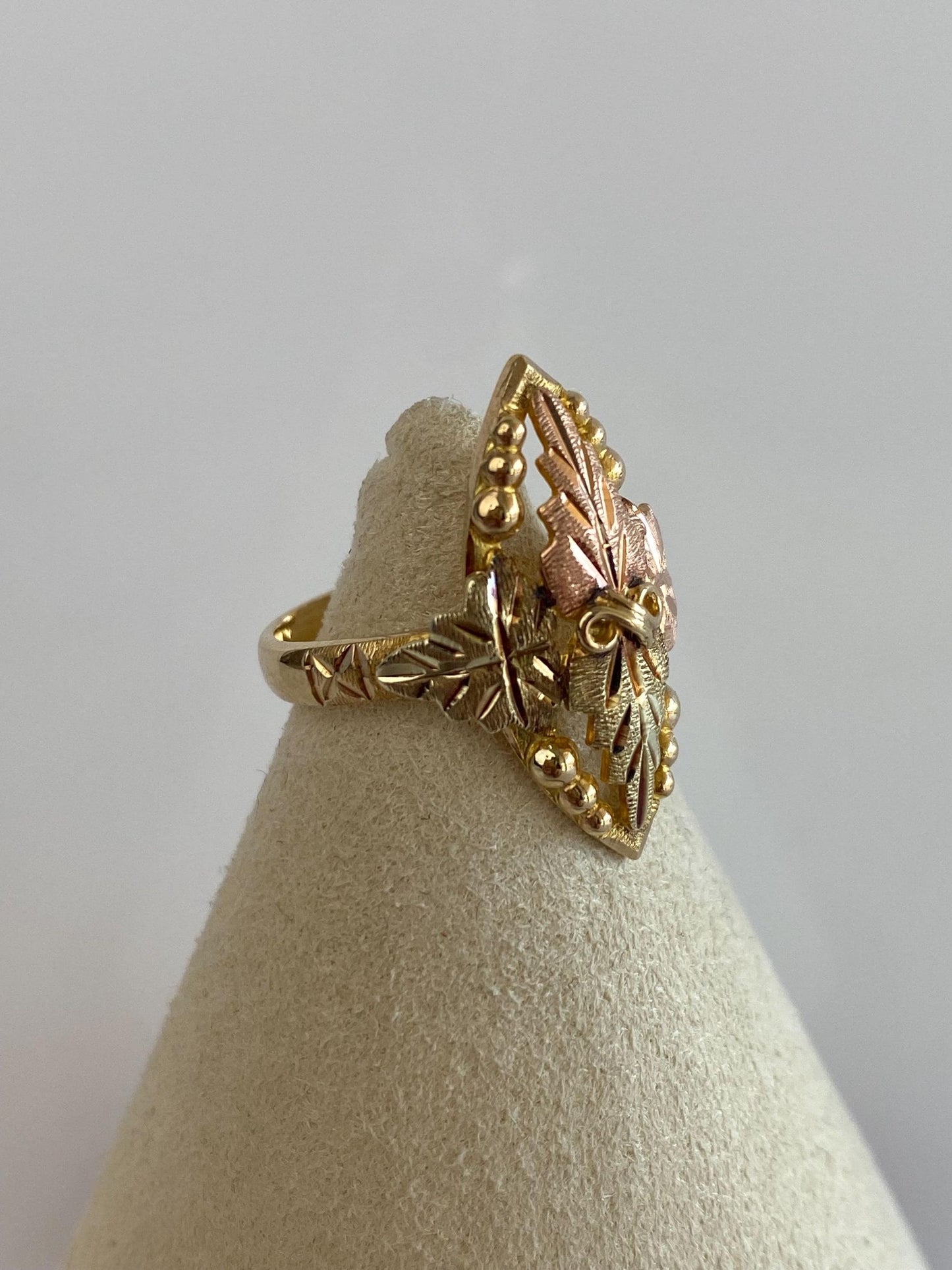 Vintage Solid 10k Black Hills Gold Leaves Ring - Size 6