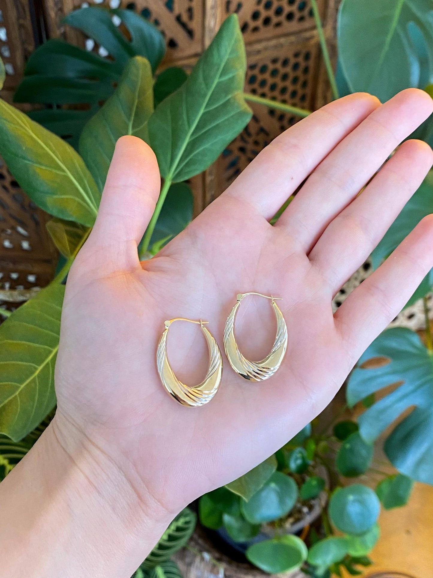 Vintage 14k White & Yellow Gold Scalloped Design Hoop Earrings