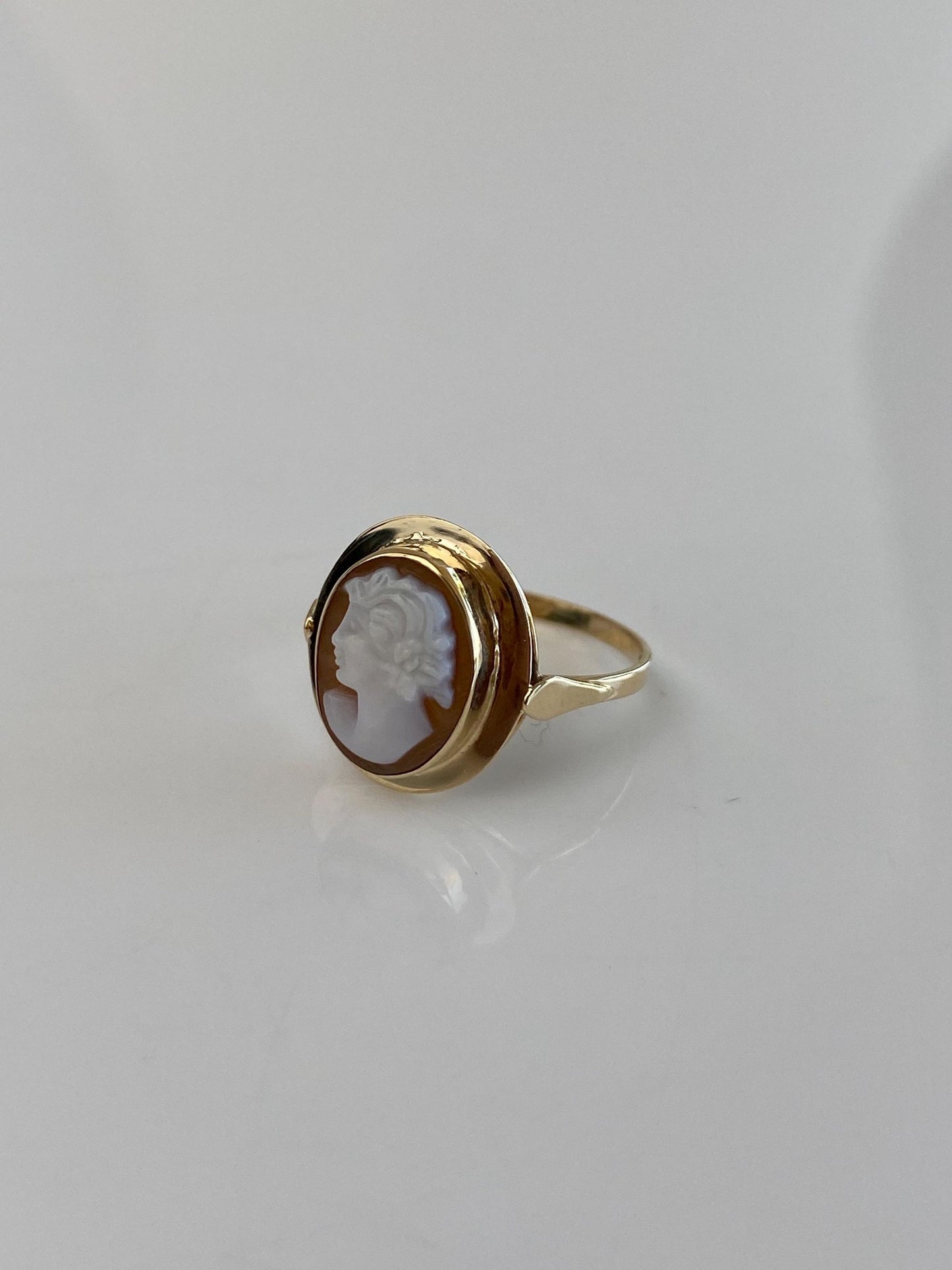 Vintage Solid 14k Yellow Gold Cameo Ring - Size 6.5
