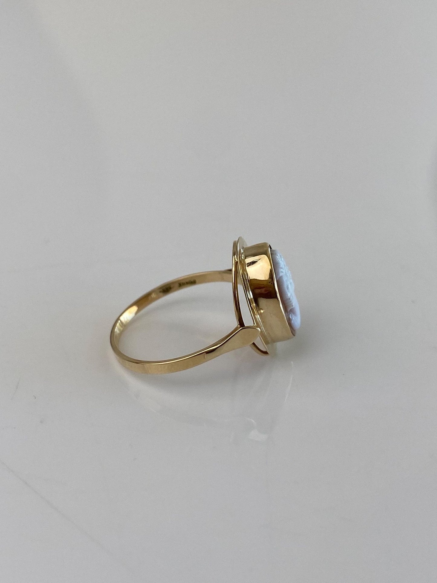 Vintage Solid 14k Yellow Gold Cameo Ring - Size 6.5