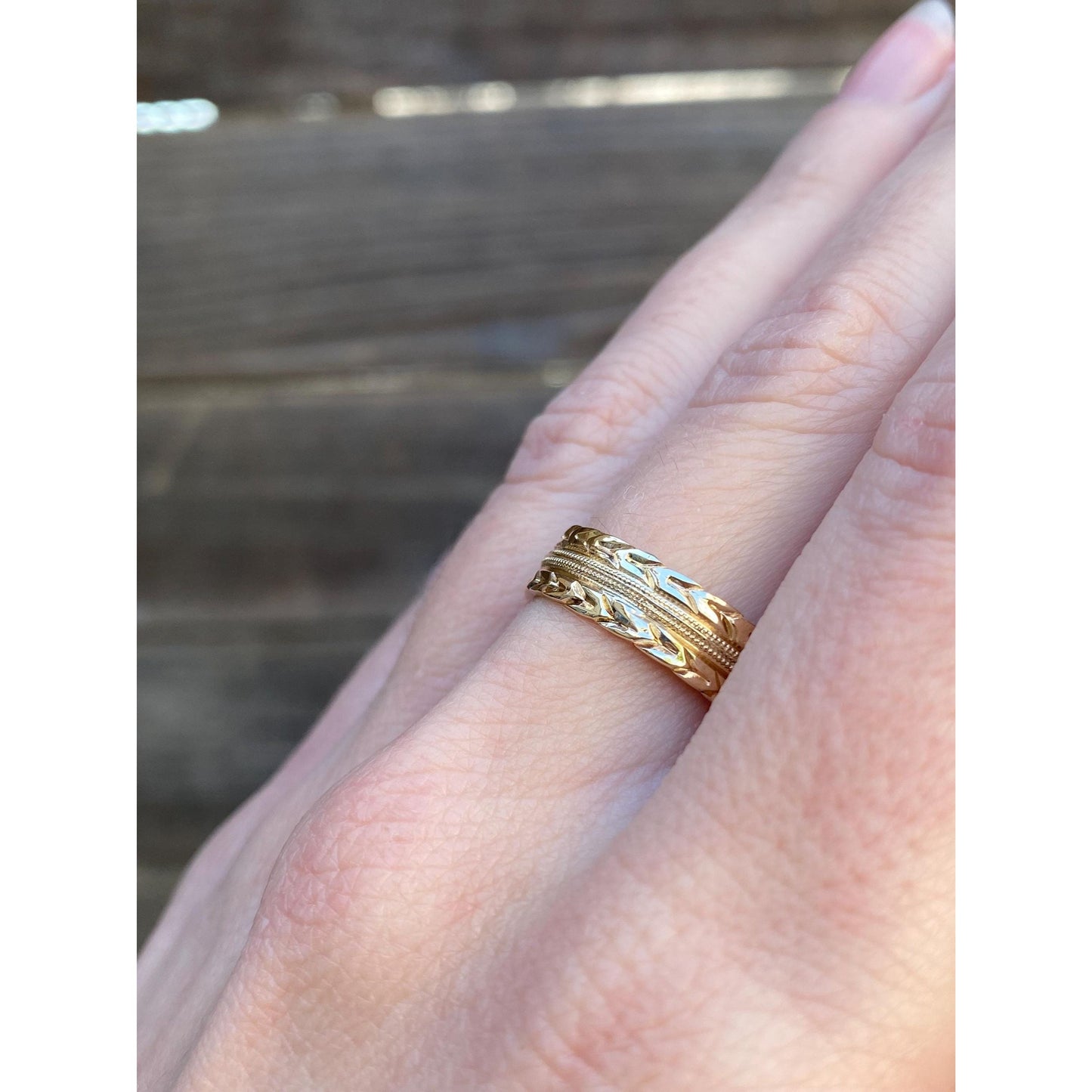 Vintage Solid 14k Yellow Gold Arrow Pattern Ring Band - Size 7.25