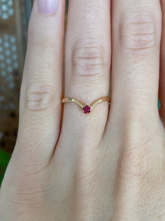 Vintage Solid 18k Yellow Gold Pink Sapphire Chevron Ring - Size 5.75