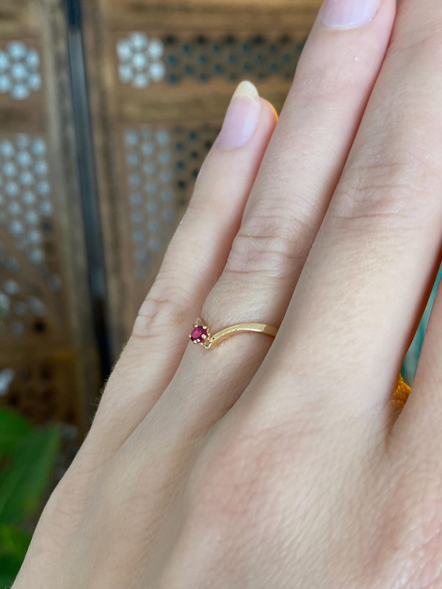 Vintage Solid 18k Yellow Gold Pink Sapphire Chevron Ring - Size 5.75