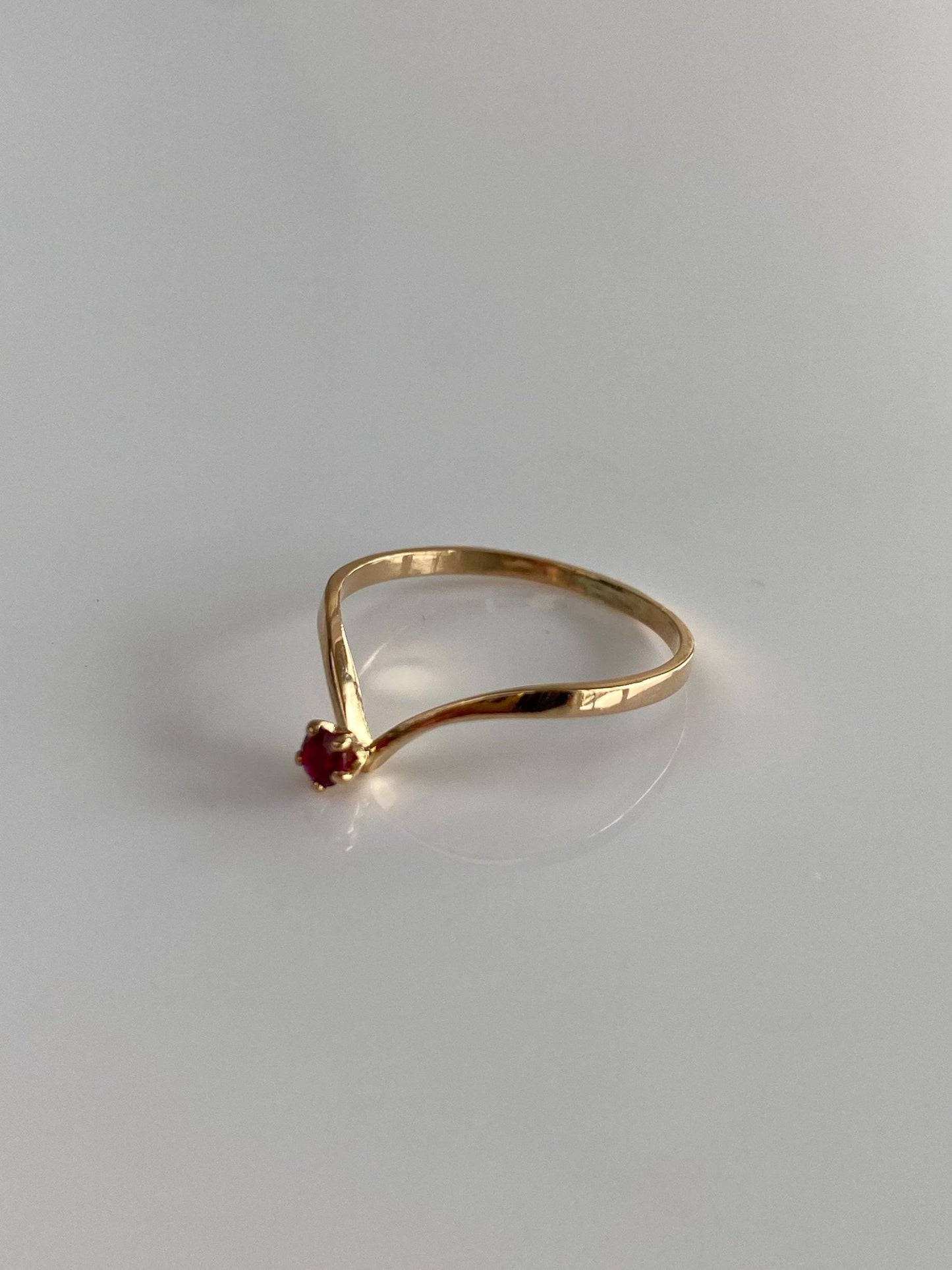 Vintage Solid 18k Yellow Gold Pink Sapphire Chevron Ring - Size 5.75