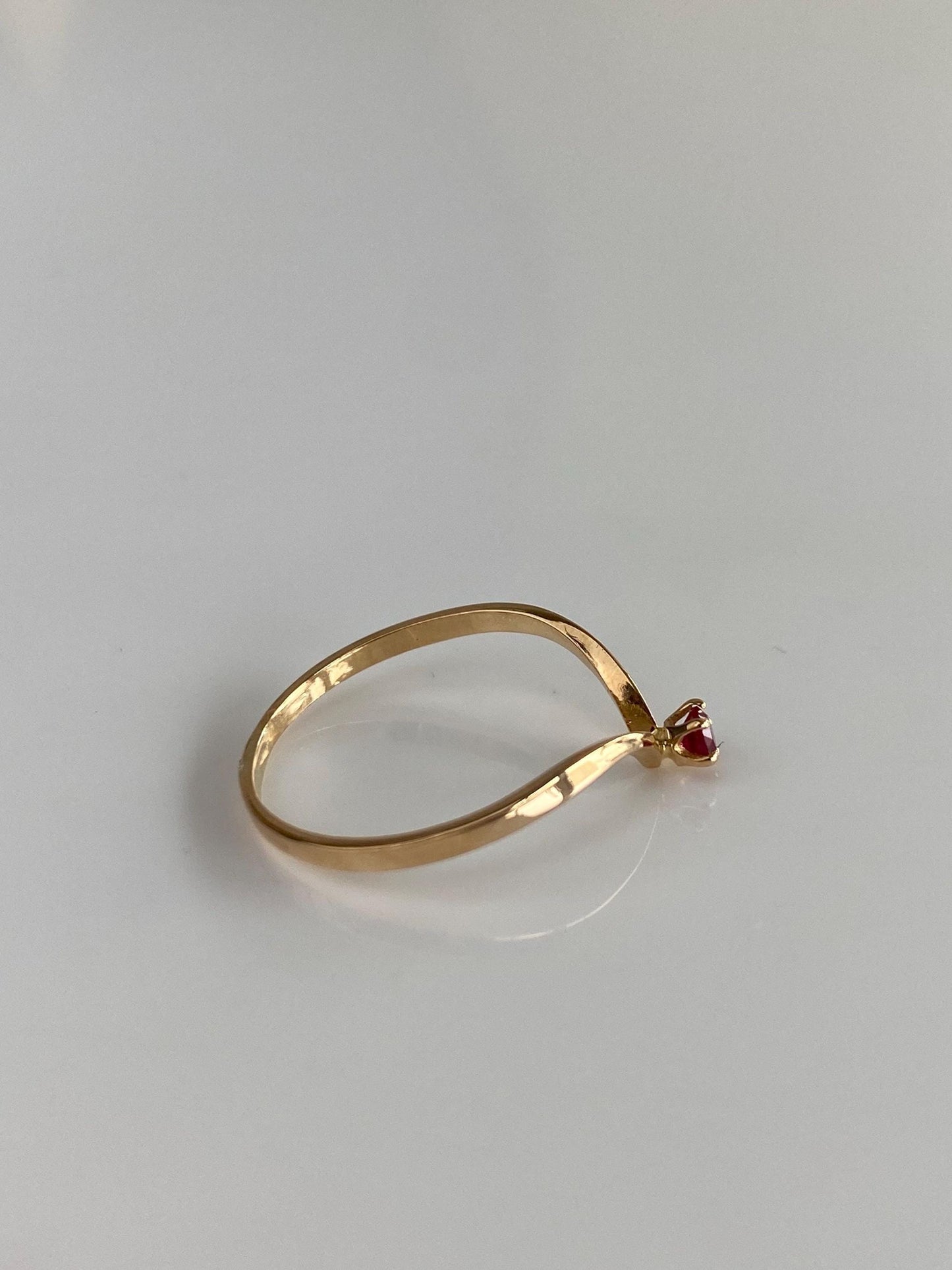 Vintage Solid 18k Yellow Gold Pink Sapphire Chevron Ring - Size 5.75