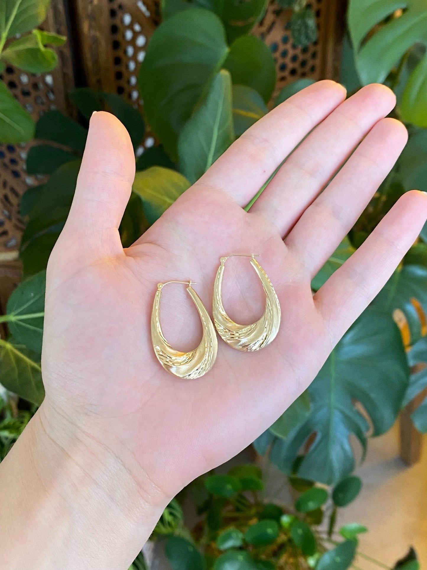 Vintage 14k Yellow Gold Designed Tapered Oval Hoop Earrings