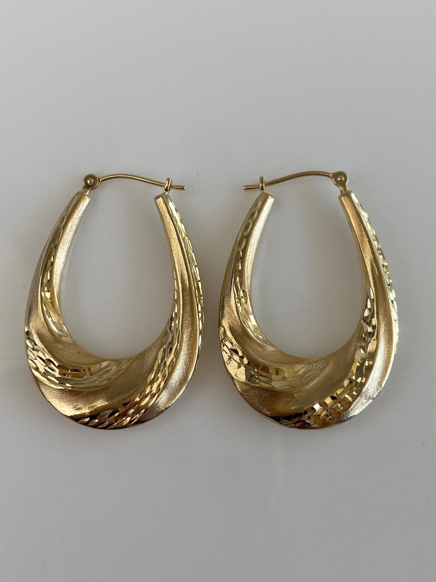 Vintage 14k Yellow Gold Designed Tapered Oval Hoop Earrings