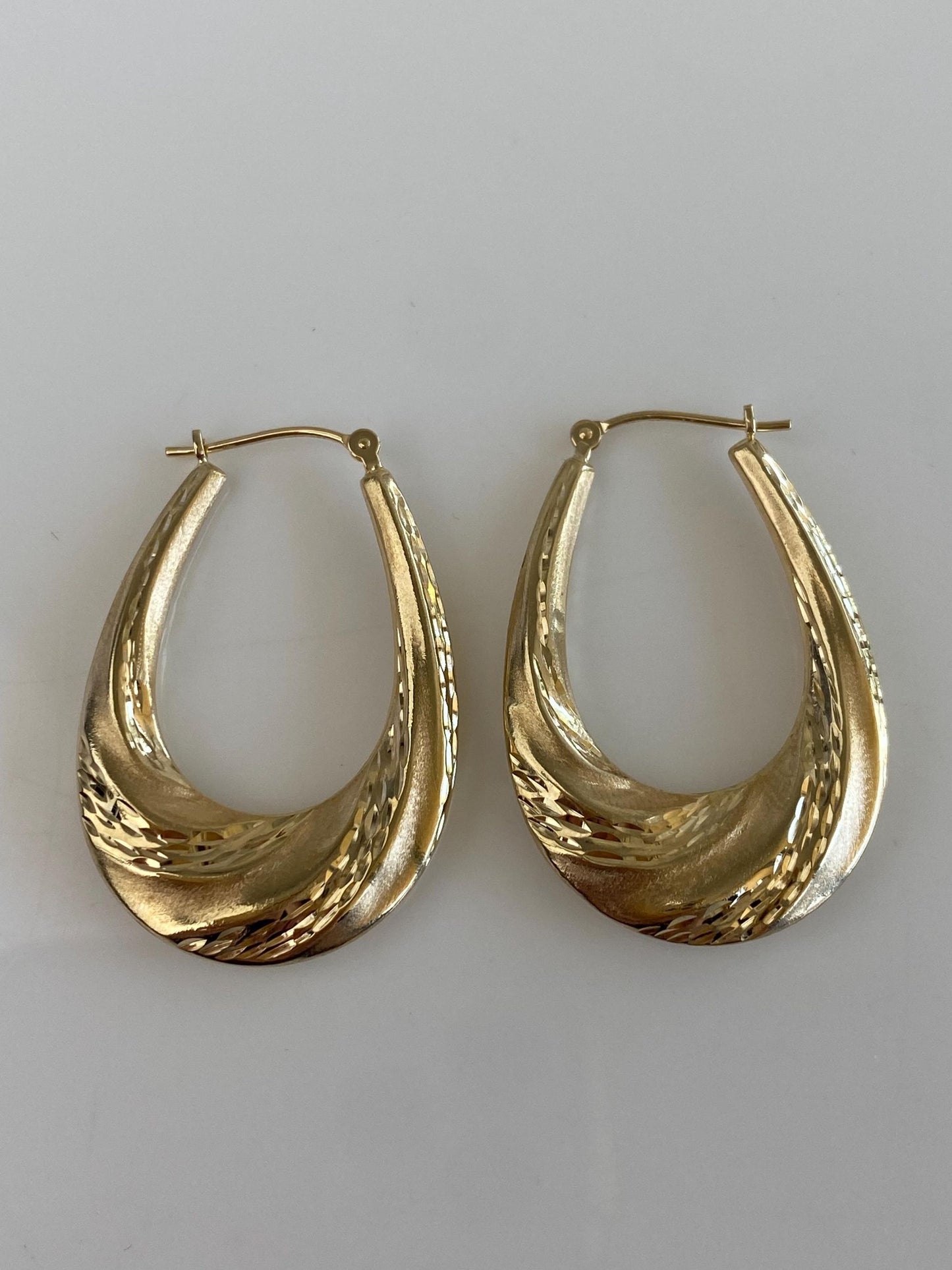Vintage 14k Yellow Gold Designed Tapered Oval Hoop Earrings