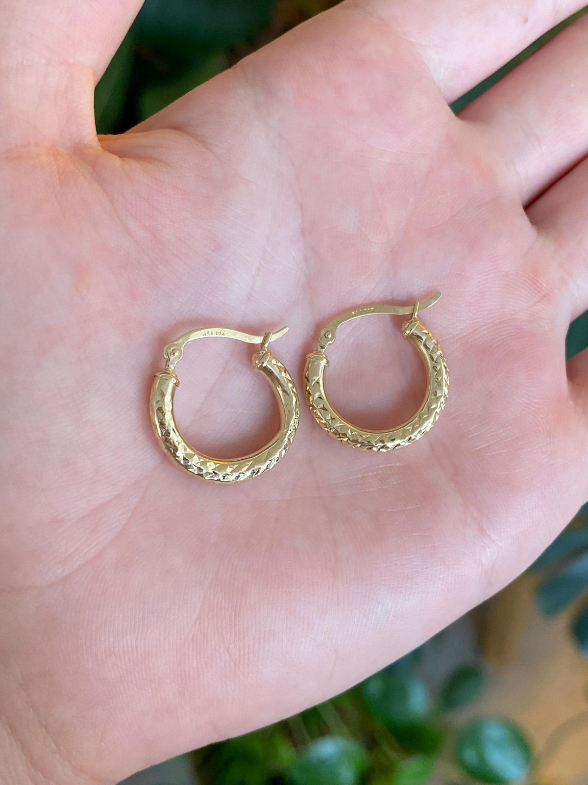 Vintage 10k Yellow Gold Diamond Cut Hoop Earrings