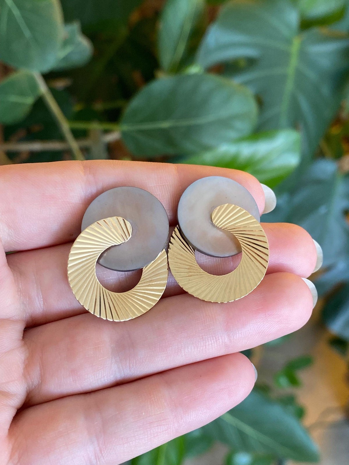 Vintage Solid 14k Yellow Gold Abalone Insert Engine Turned Drop Earrings