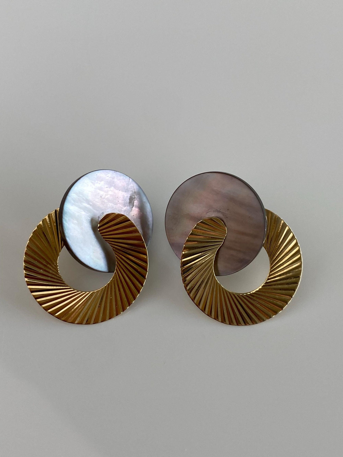 Vintage Solid 14k Yellow Gold Abalone Insert Engine Turned Drop Earrings