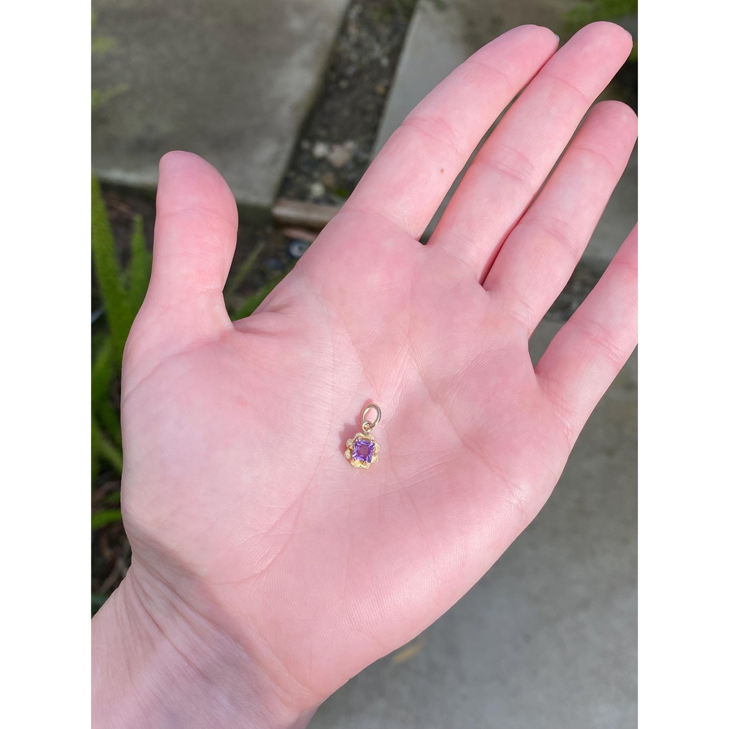 Vintage Solid 14k Yellow Gold Amethyst Ornate Round Charm