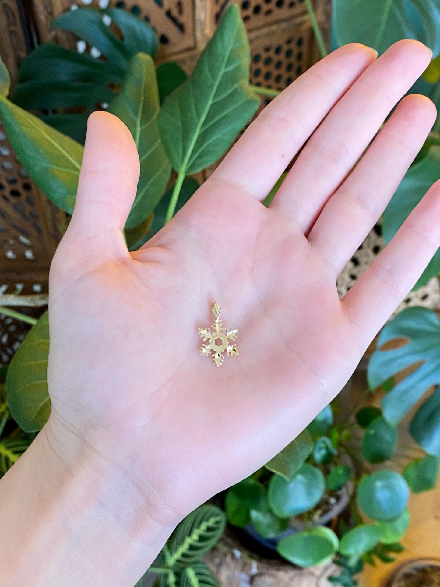 Vintage Solid 14k Yellow Gold Diamond Cut Snowflake Charm