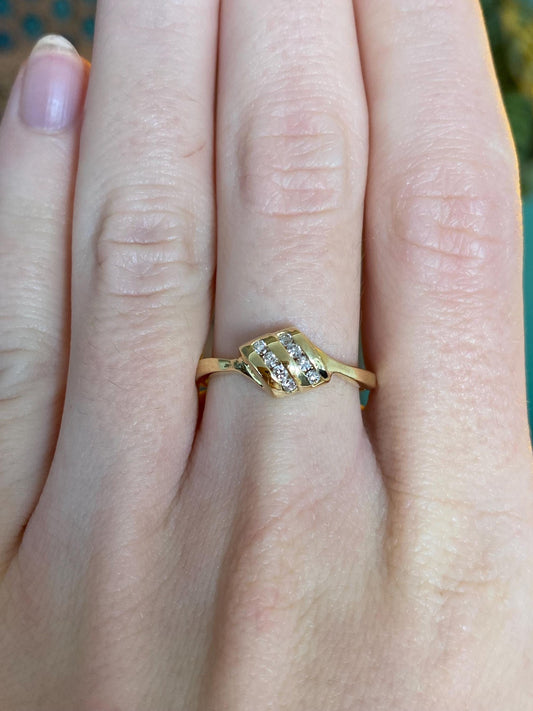 Vintage Solid 18k Yellow Gold Diamond Ring - Size 8.25