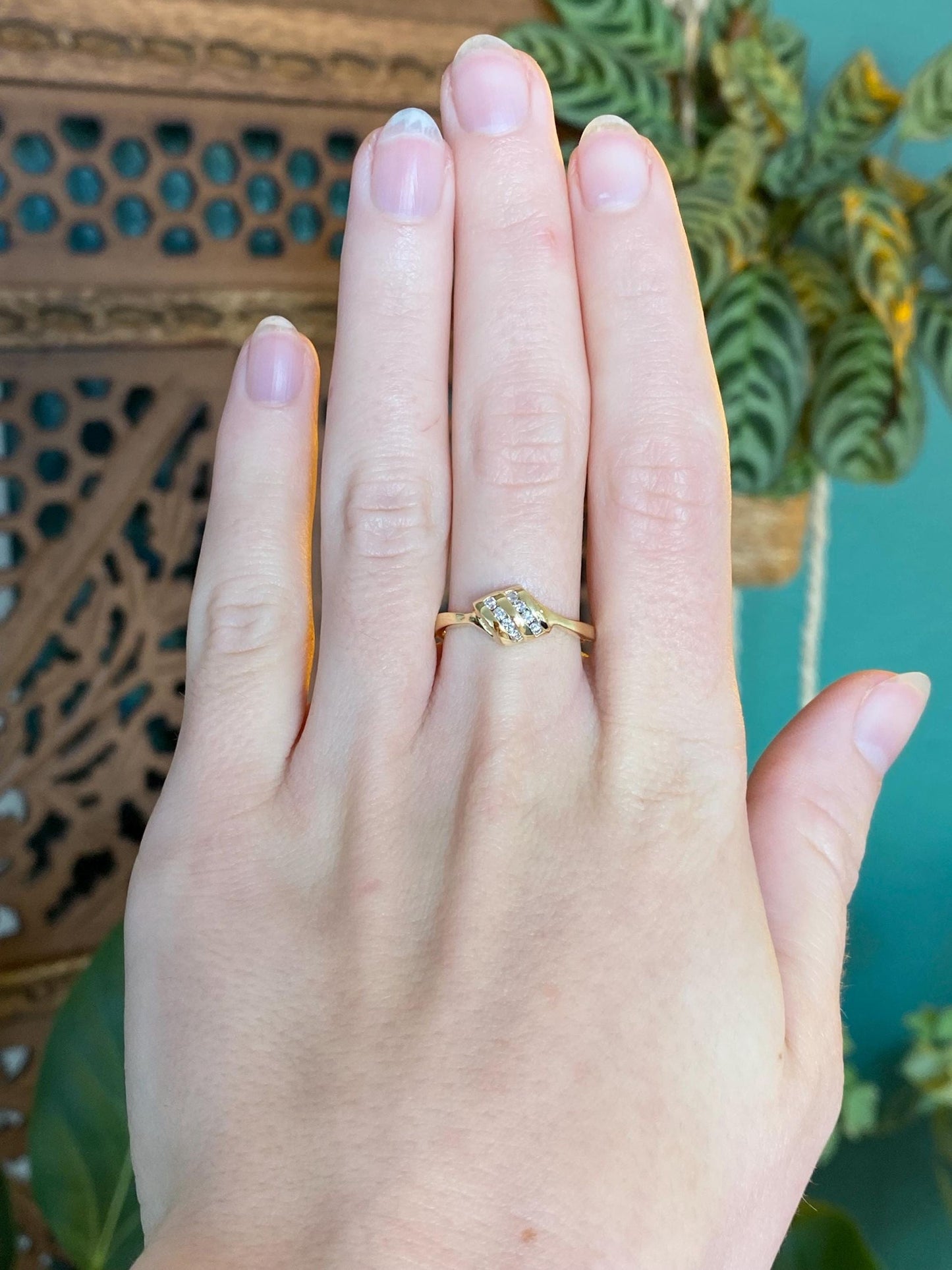 Vintage Solid 18k Yellow Gold Diamond Ring - Size 8.25