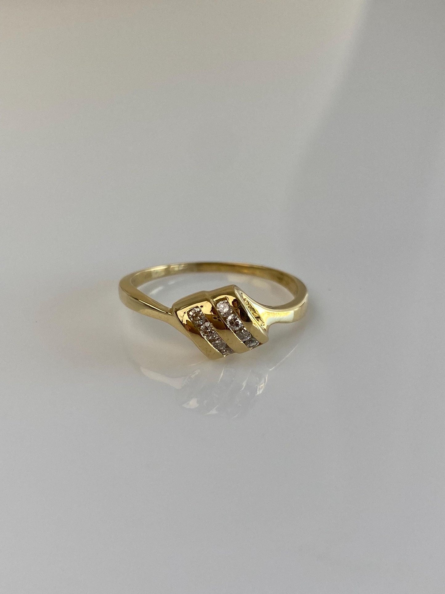 Vintage Solid 18k Yellow Gold Diamond Ring - Size 8.25