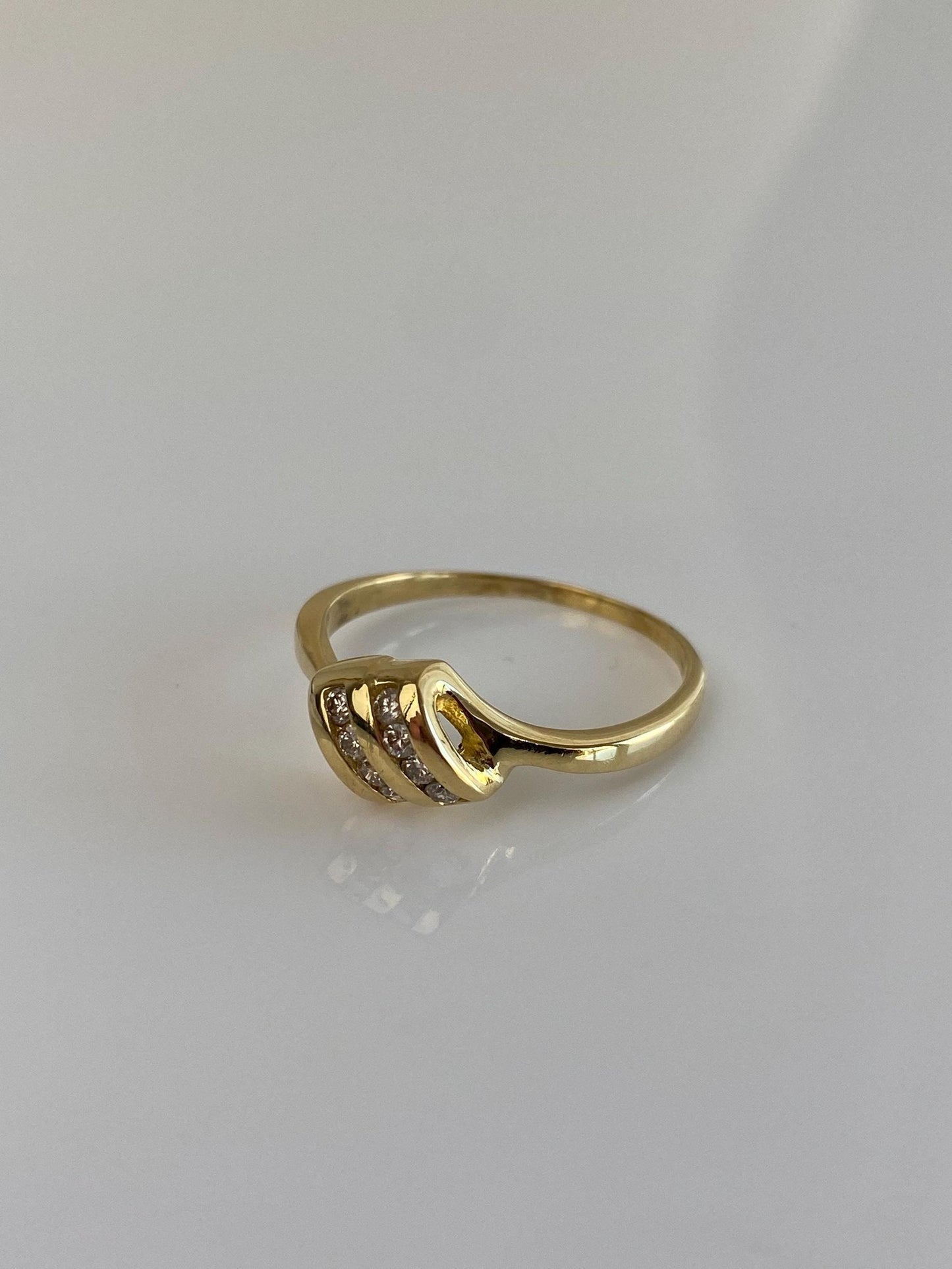 Vintage Solid 18k Yellow Gold Diamond Ring - Size 8.25