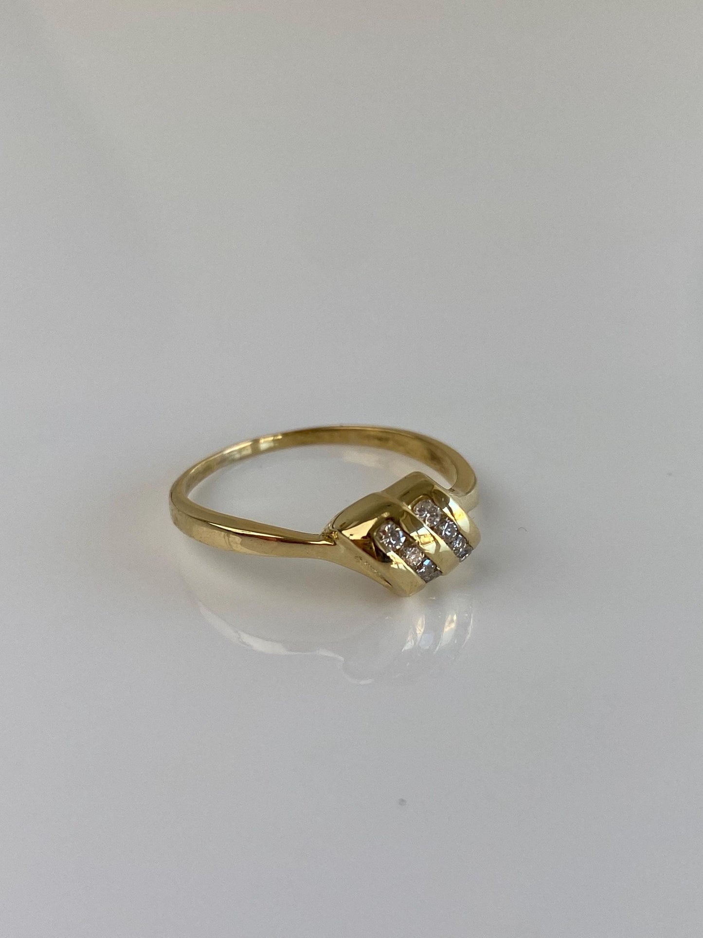 Vintage Solid 18k Yellow Gold Diamond Ring - Size 8.25