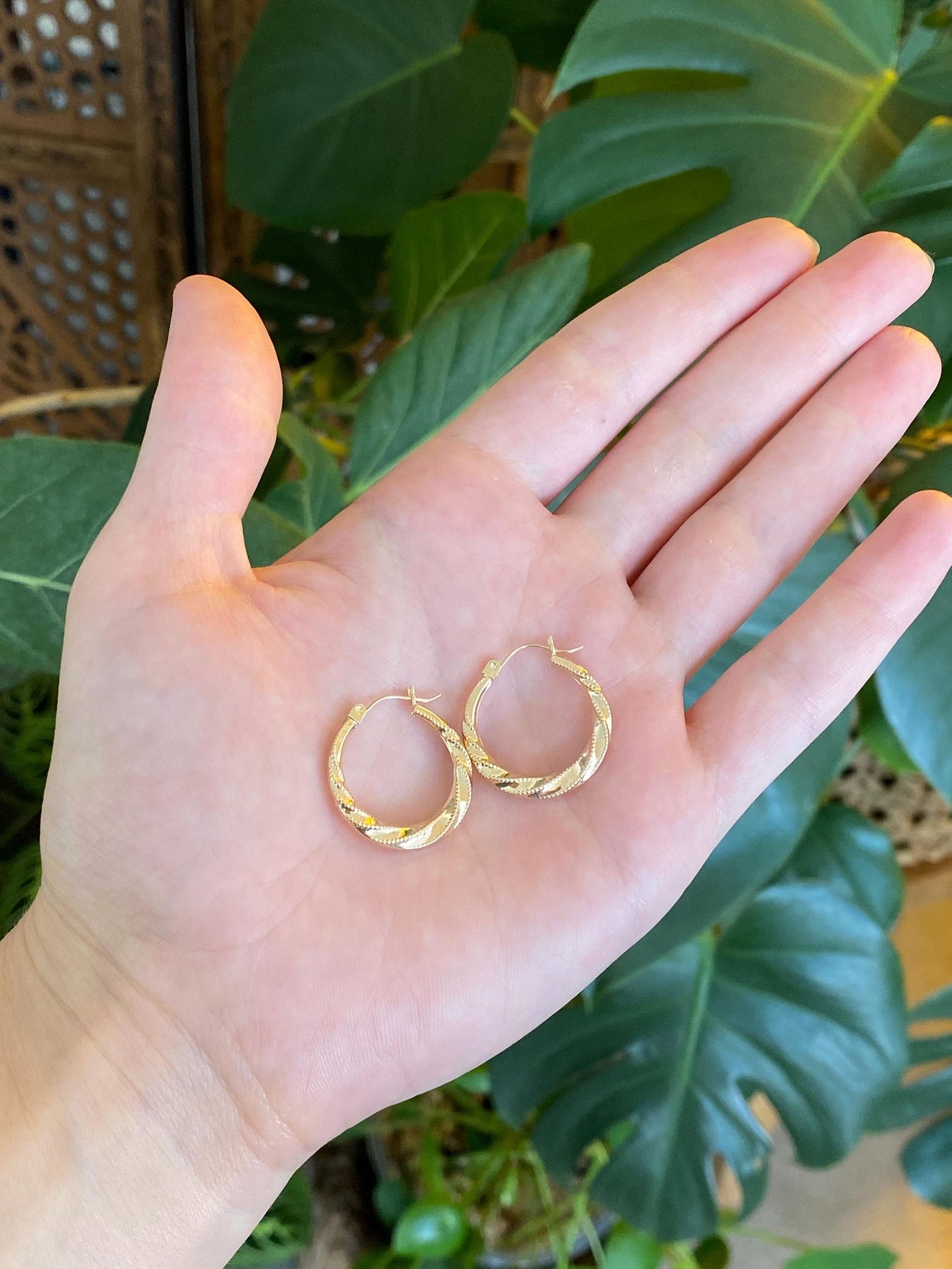 Vintage 14k Yellow Gold Scalloped Milgrain Hoop Earrings
