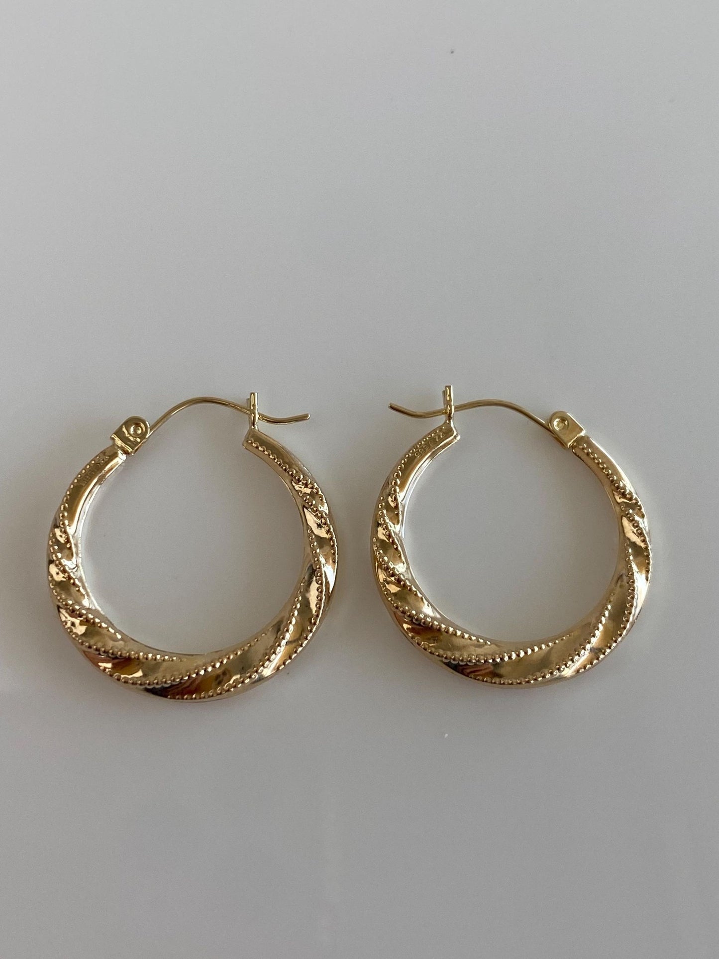 Vintage 14k Yellow Gold Scalloped Milgrain Hoop Earrings