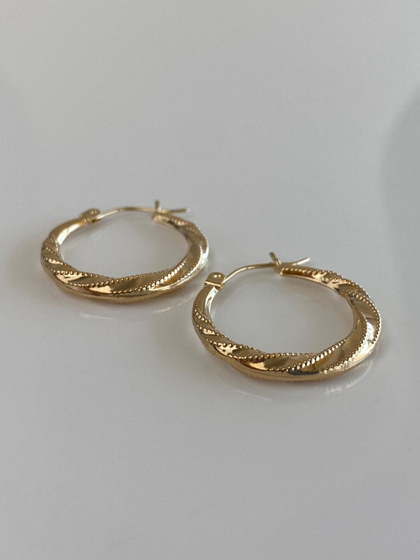 Vintage 14k Yellow Gold Scalloped Milgrain Hoop Earrings