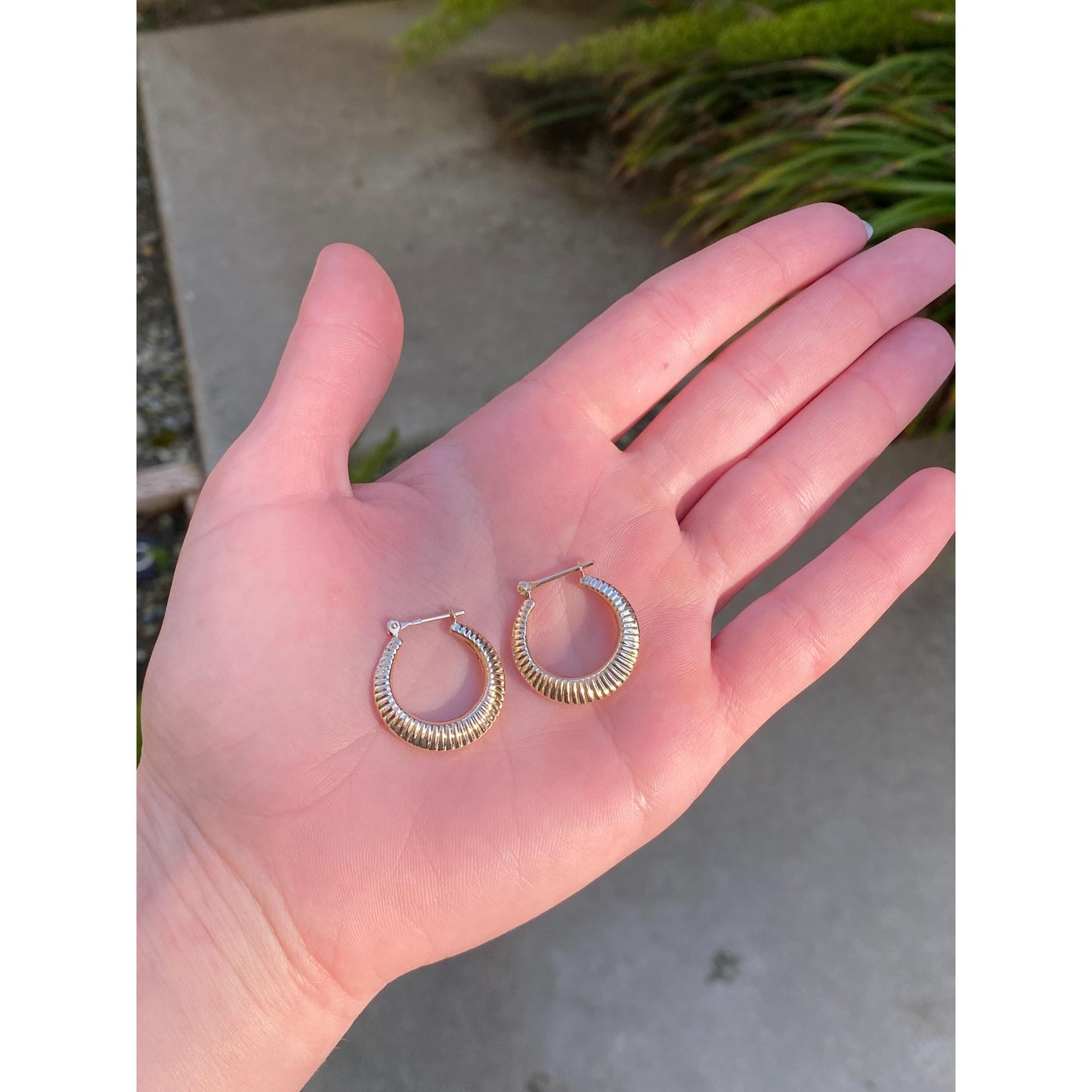 Vintage 14k Yellow Gold Scalloped Lined Hoop Earrings