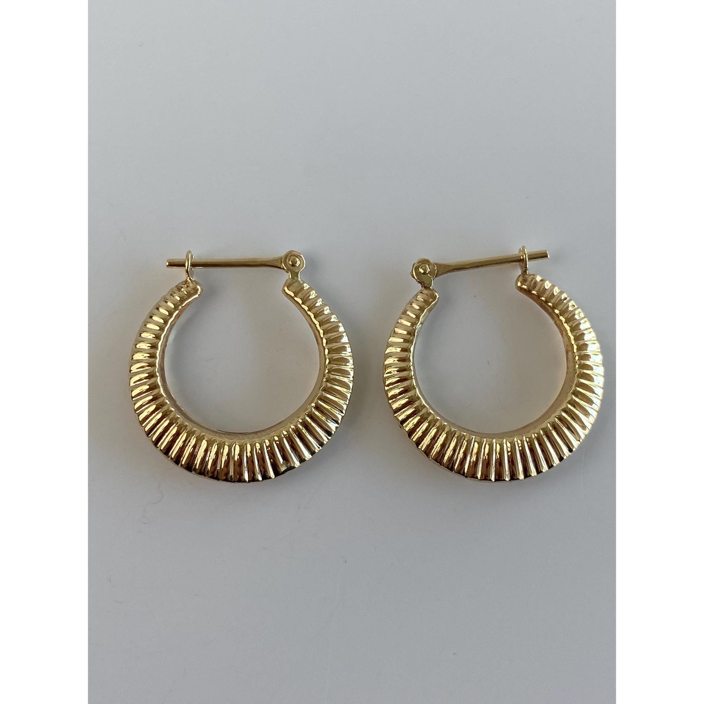 Vintage 14k Yellow Gold Scalloped Lined Hoop Earrings