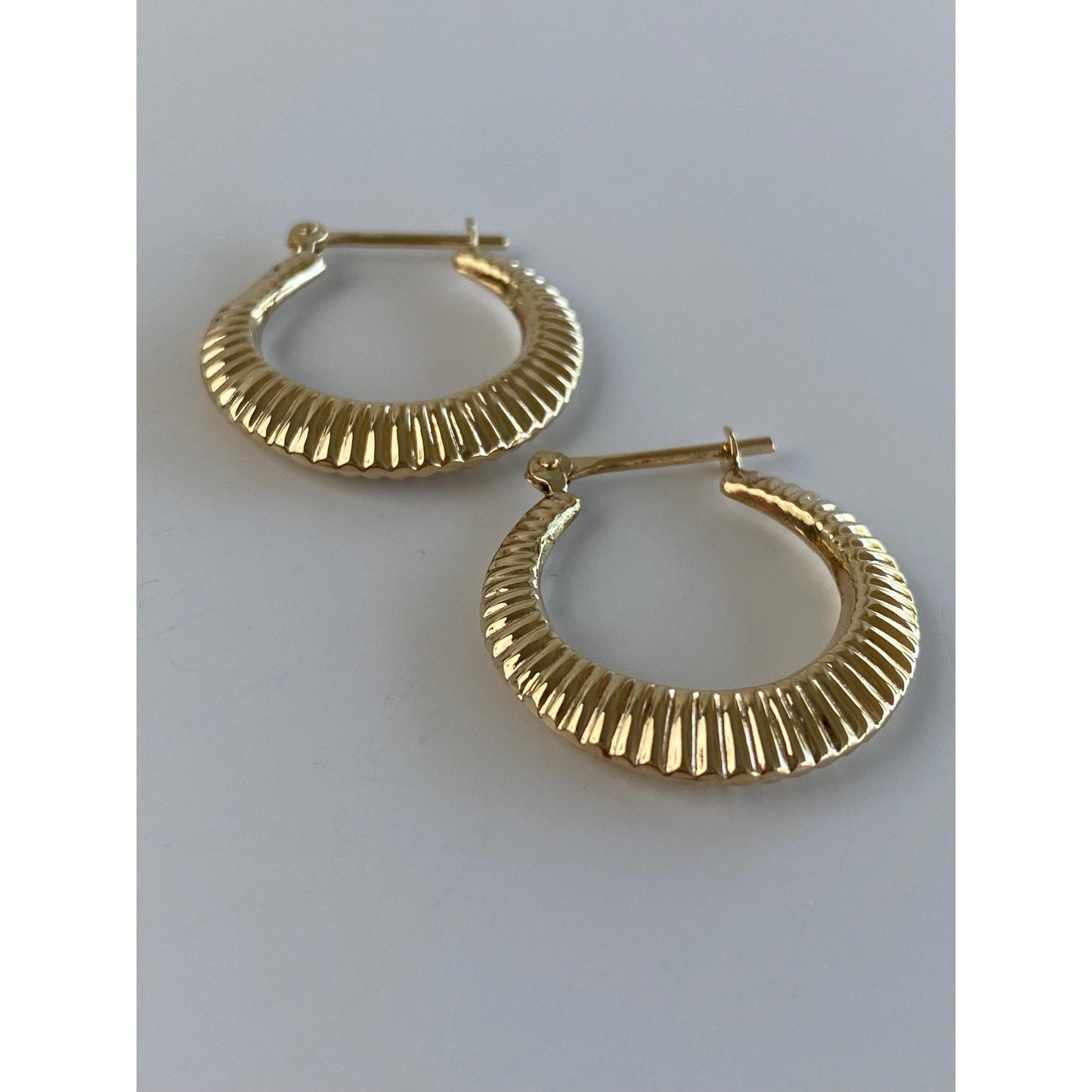 Vintage 14k Yellow Gold Scalloped Lined Hoop Earrings