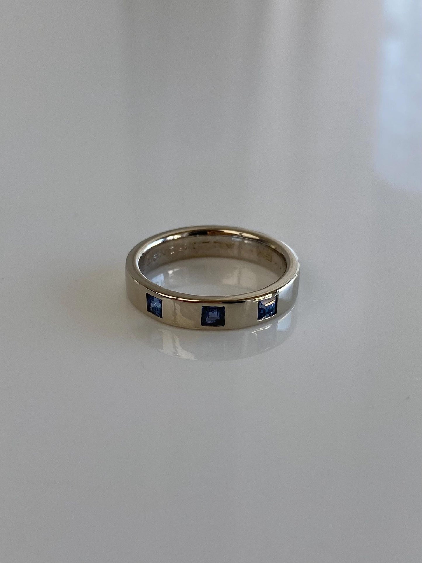 Vintage Solid 14k White Gold Blue Sapphire Square Edge Ring Band - Size 5.25