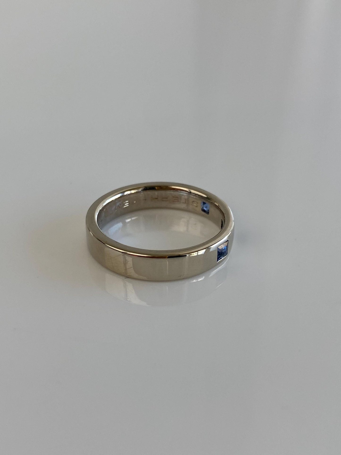 Vintage Solid 14k White Gold Blue Sapphire Square Edge Ring Band - Size 5.25